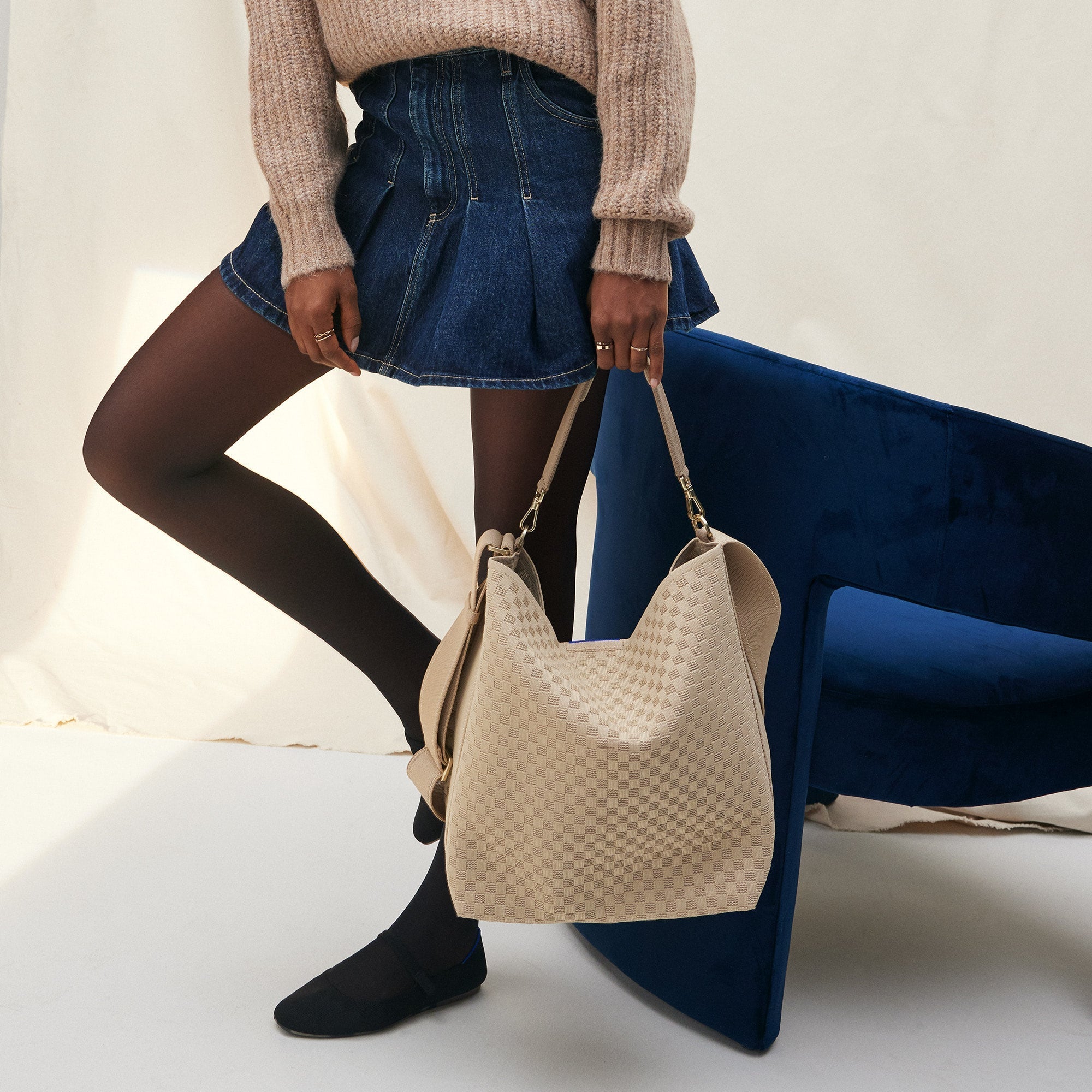 039_BucketBag_KnotBrown_OnFigure_0446.jpg
