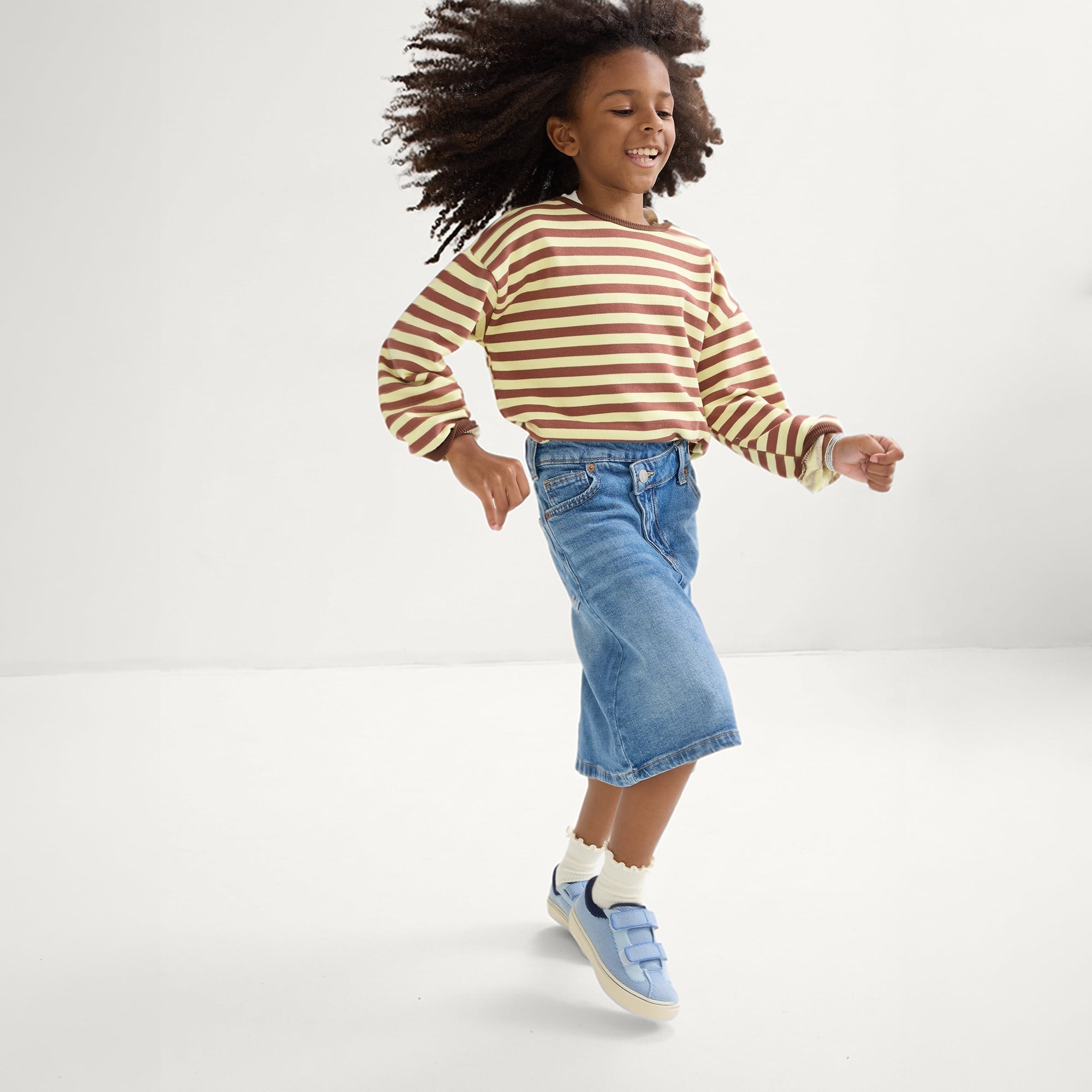 068_KidsStrapSneaker_BerryBlue_OnFigure_2204.jpg
