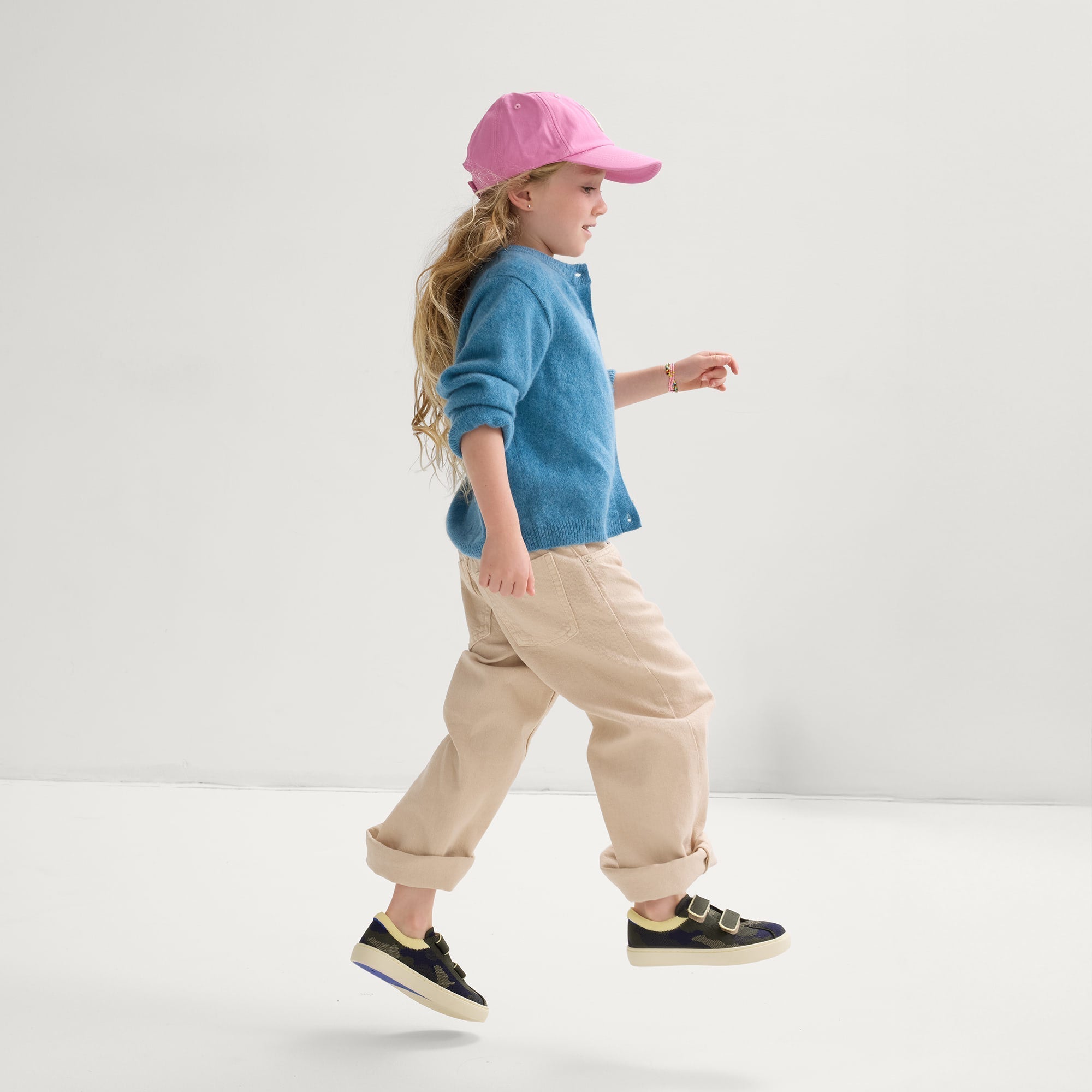 068_KidsStrapSneaker_SpruceCamo_OnFigure_0212.jpg