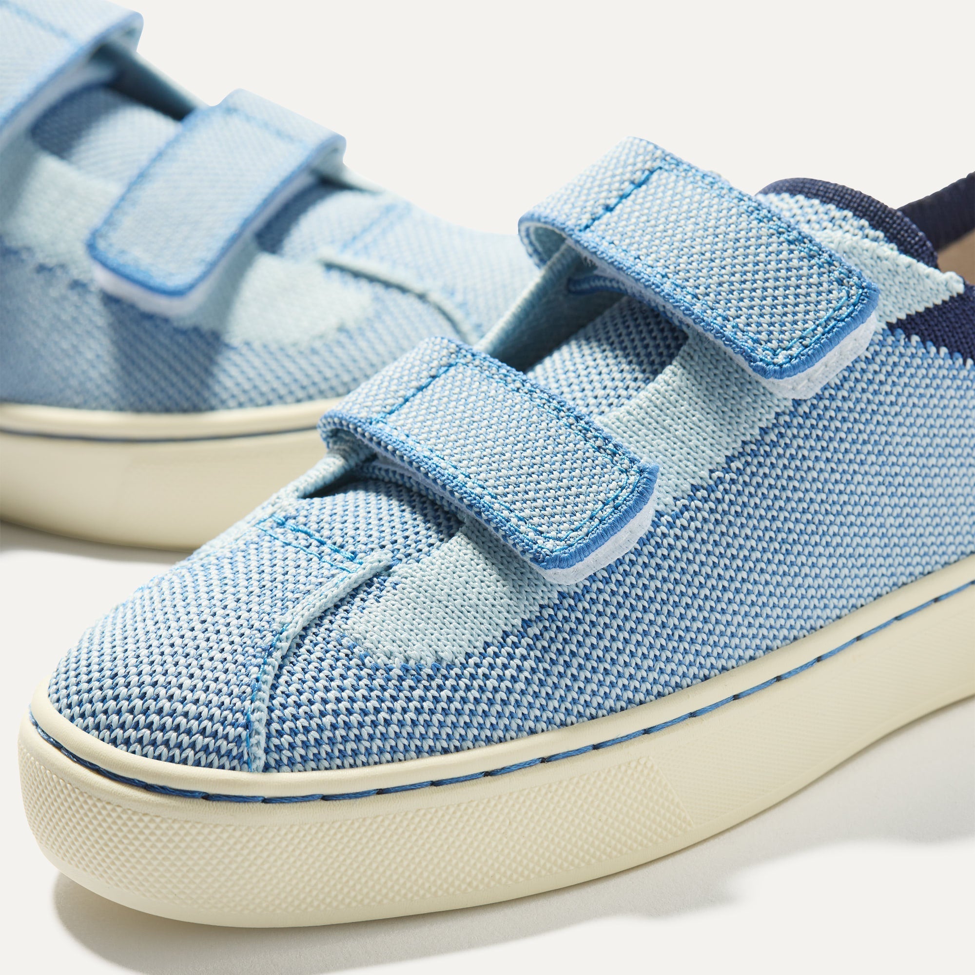 068_Kids_Strap_Sneaker_Style_Berry_Blue_Toe_detail_Macro_5555.jpg
