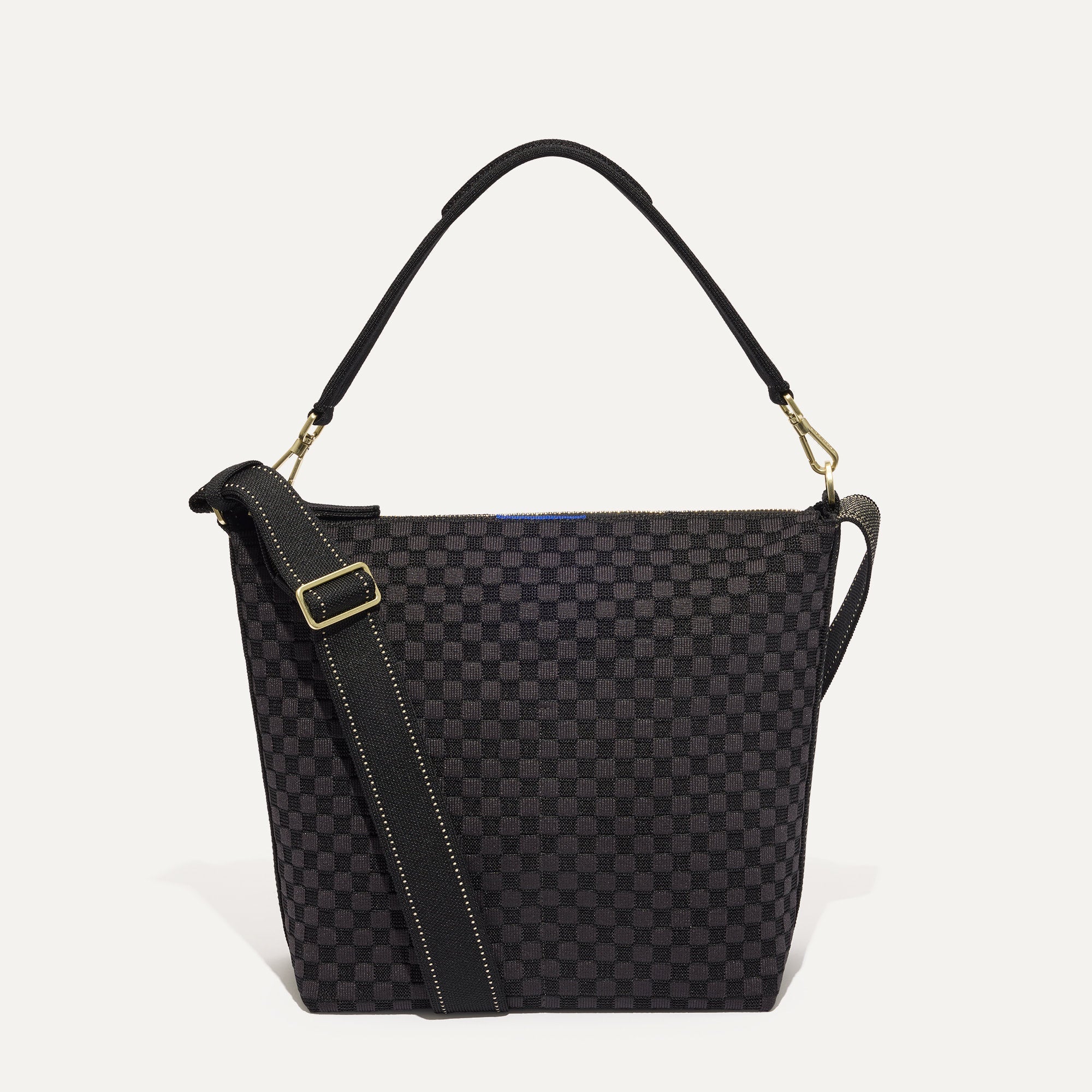 105_MiniZipBucket_BlackSand_Front_6667_shop_4c25627a-6a80-4f2a-8b6f-52912070d0fb.jpg
