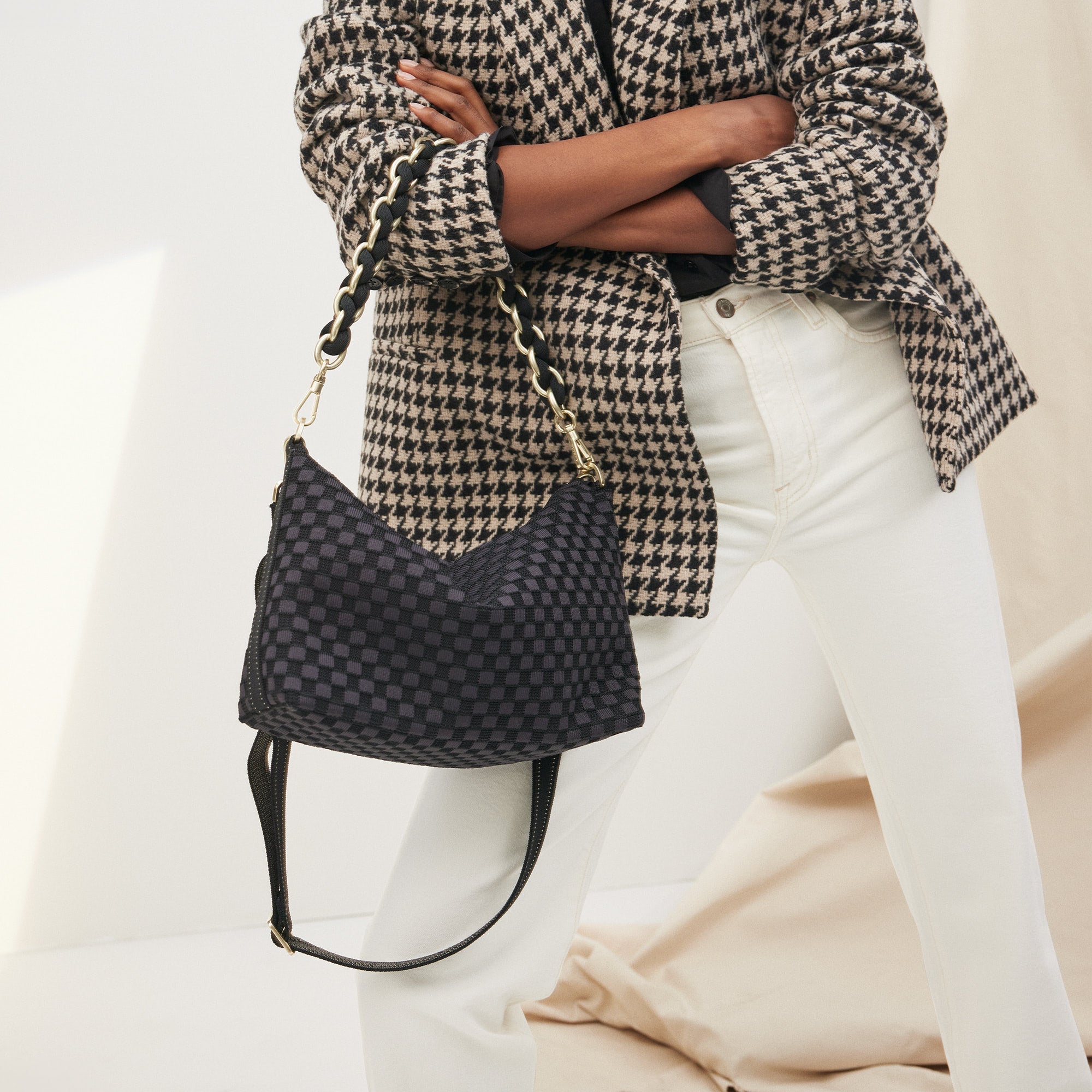 106_DailyCrossbody_BlackSand_OnFigure_2425_Overlay_5a8e8a24-345d-4cb8-892b-be5400cffbcb.jpg