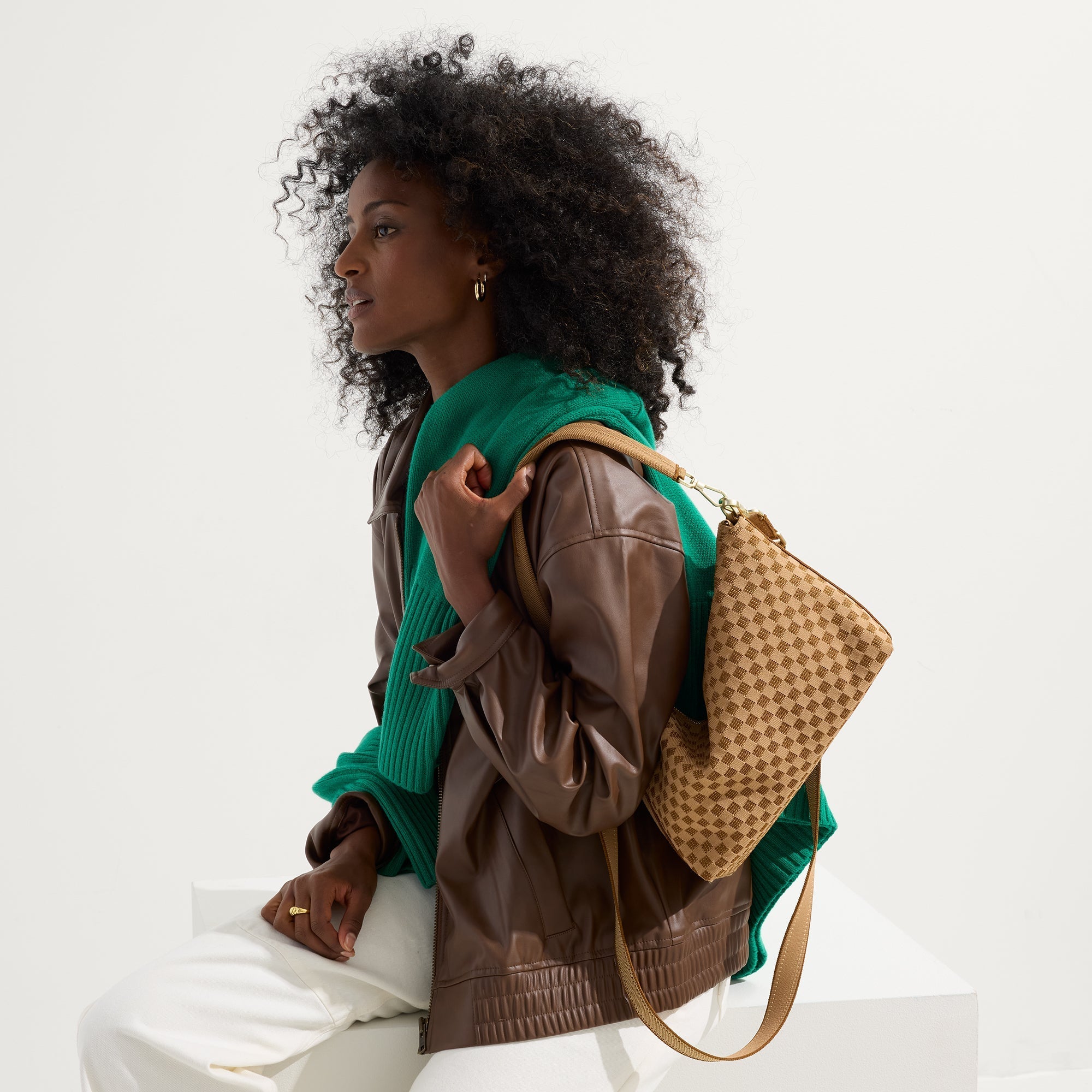 106_DailyCrossbody_Hazelnut_On-Figure_1166.jpg