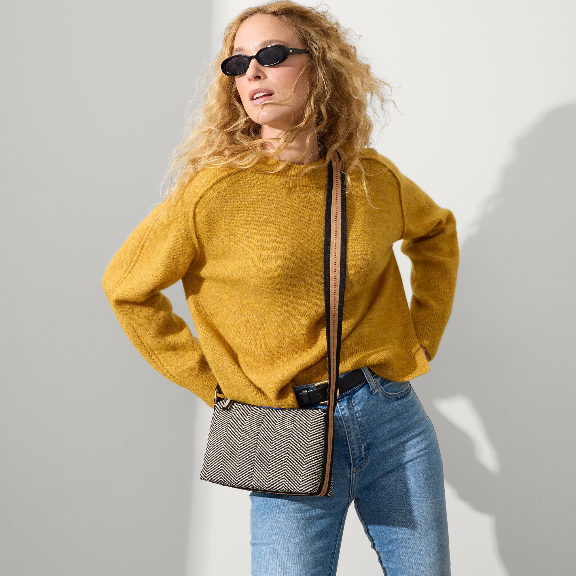 142_CasualCrossbody_DarkMist_On-Figure_0300.jpg