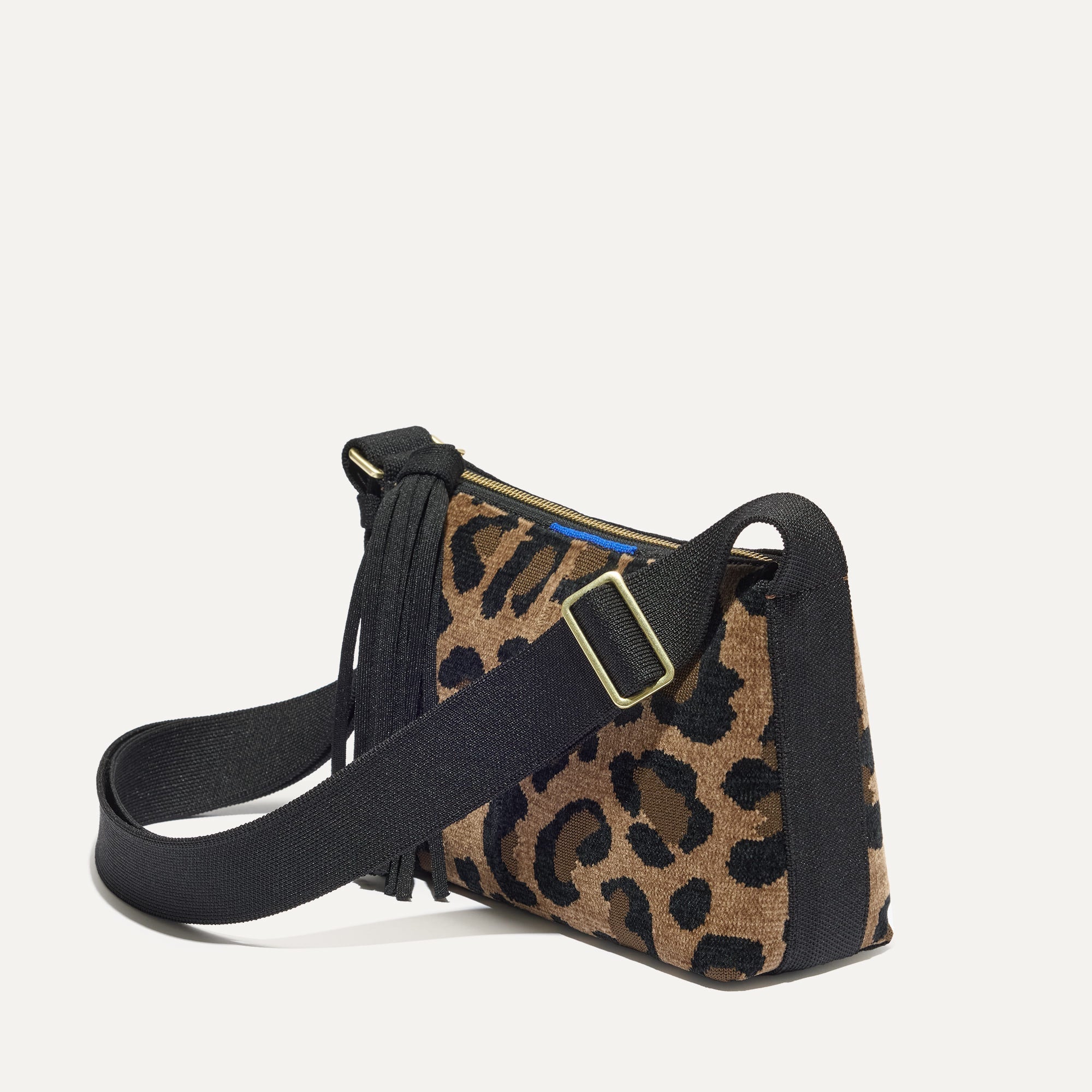 142_CasualCrossbody_ReVelvetTMCat_45_Degree_5667.jpg