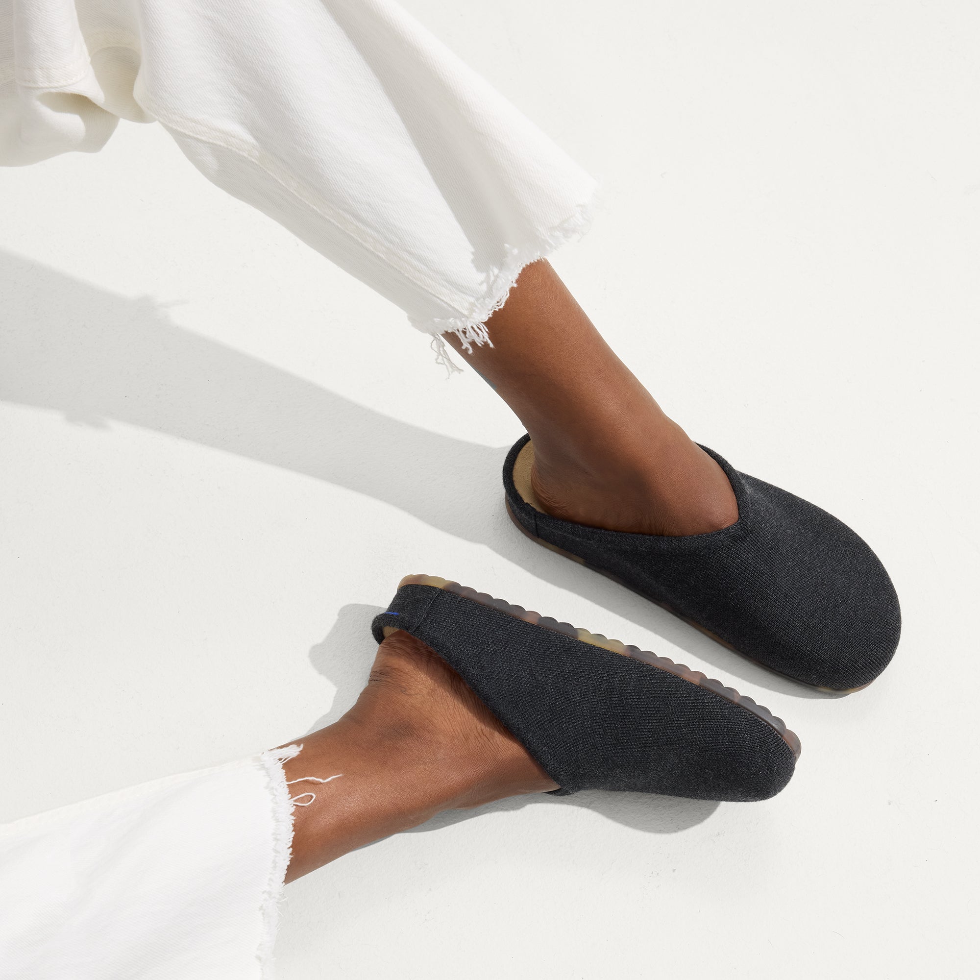 150_CasualClog_SoftBlack_On-Figure_23794_aeef9b31-5694-45ad-8837-b17ab1d4dda0.jpg