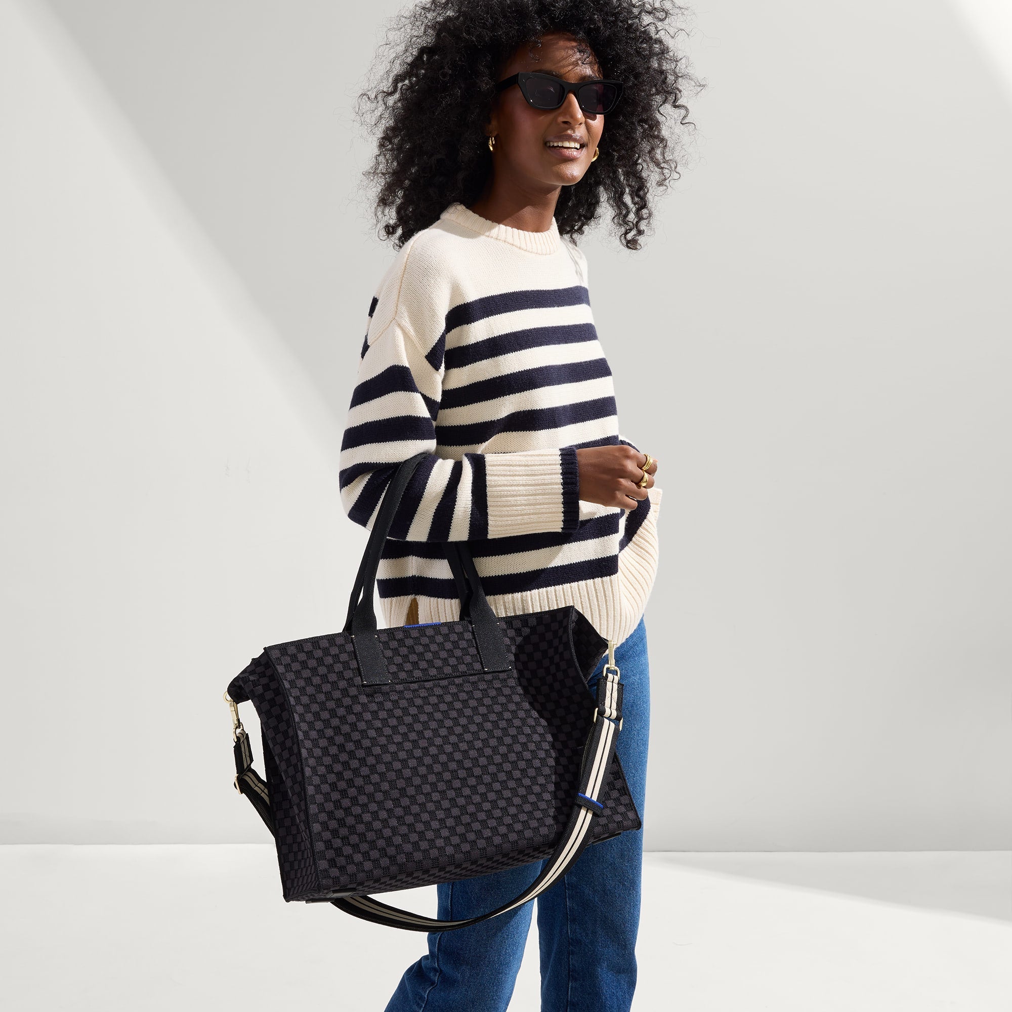 162_ClassicTote_BlackSand_On-Figure_0476_f93f9e1f-a117-473d-81a8-2ca980919cc6.jpg