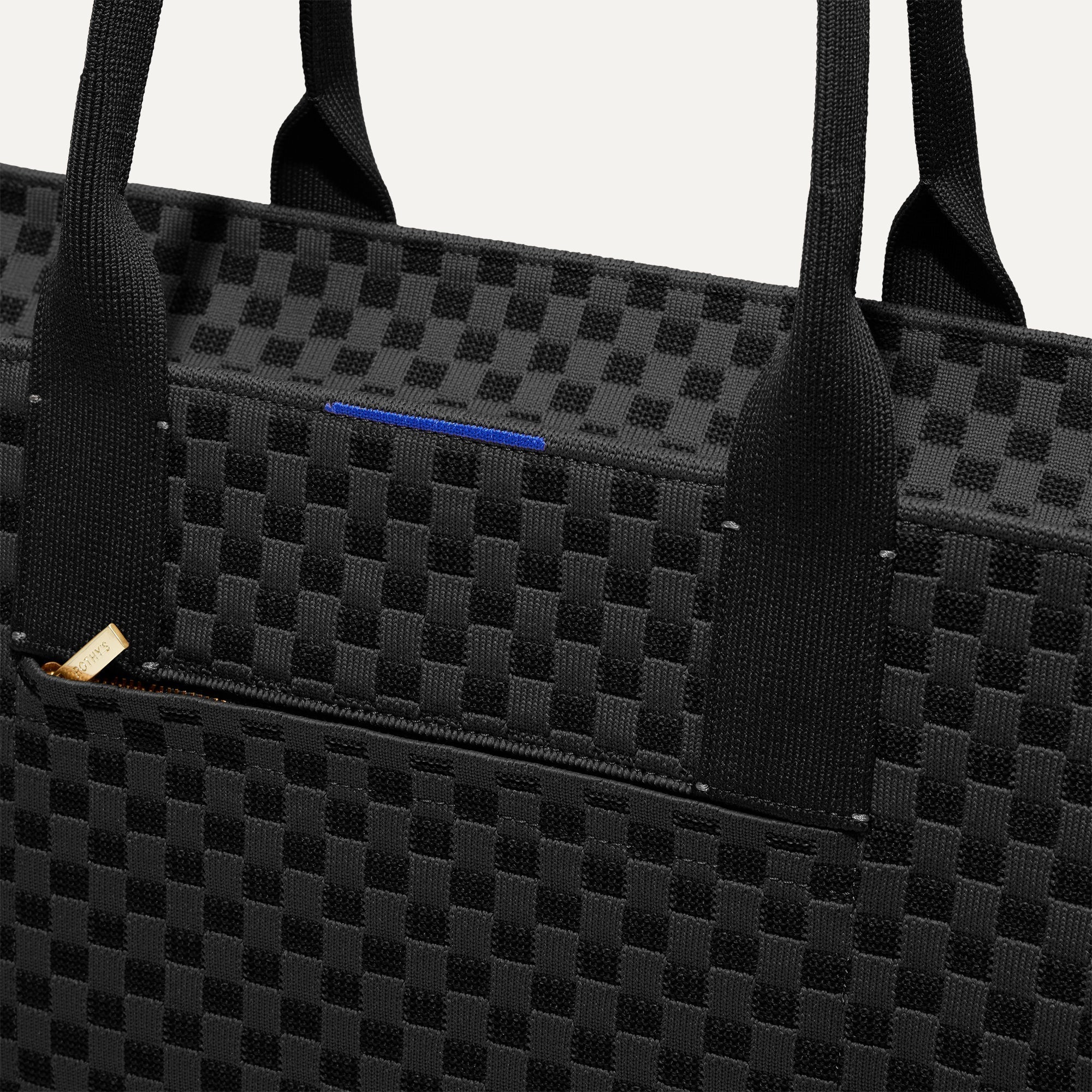 162_ClassicTote_BlackSand_ZipPocketDetail_7098.jpg