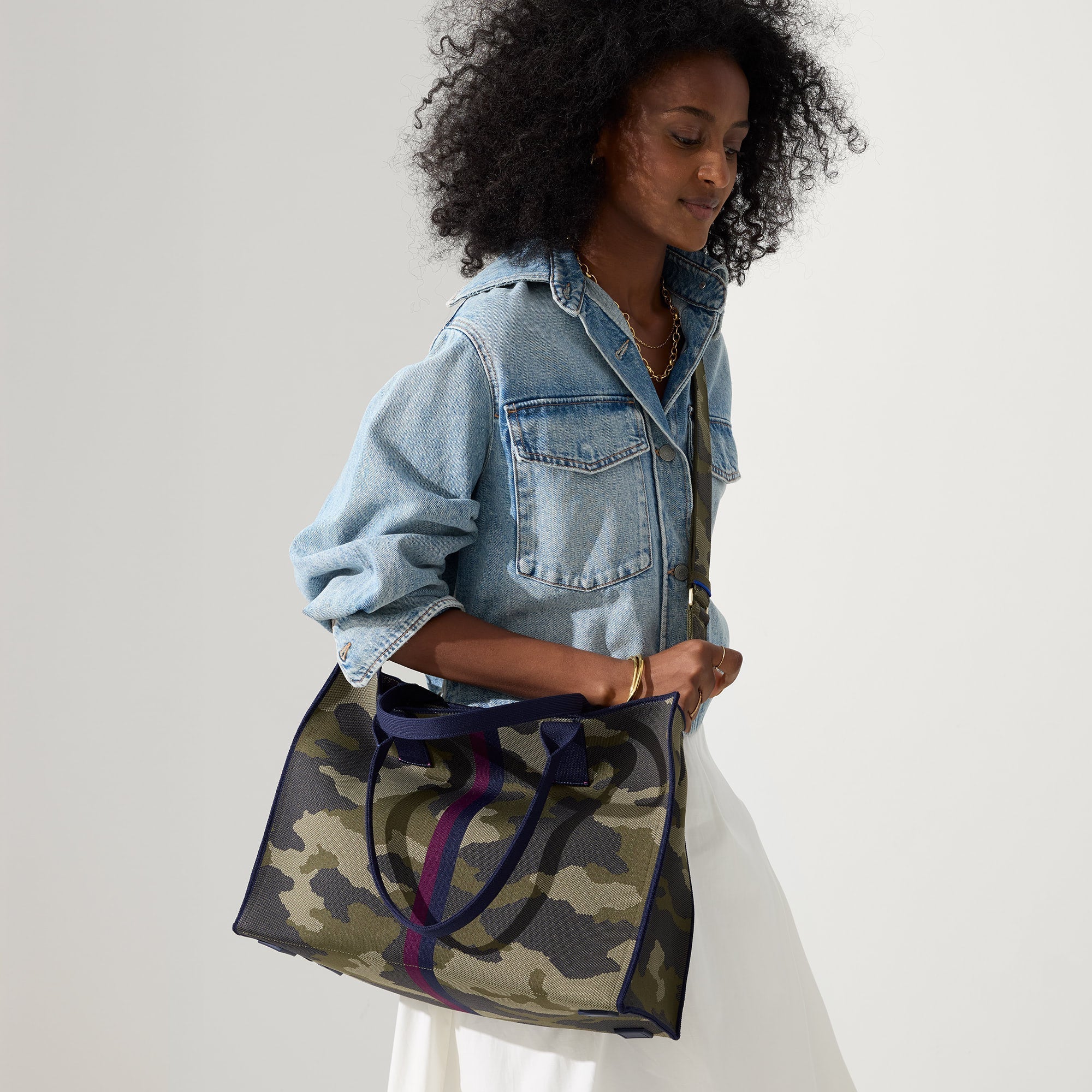 162_ClassicTote_SpruceCamo_On-Figure_3965.jpg