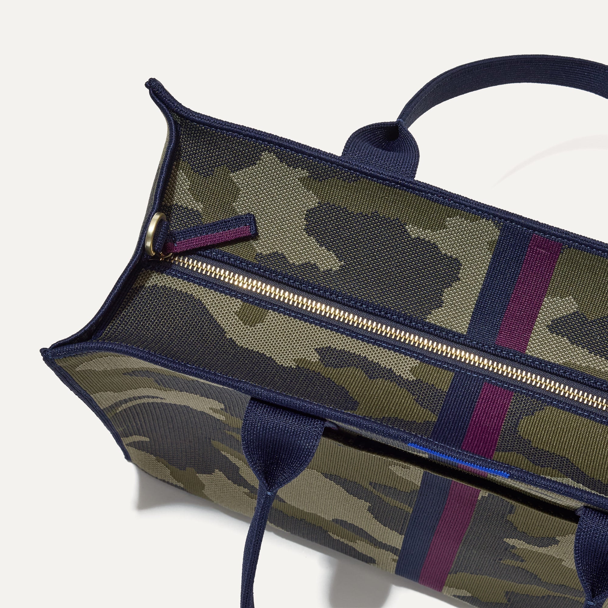 162_ClassicTote_SpruceCamo_TopZipper_0505.jpg