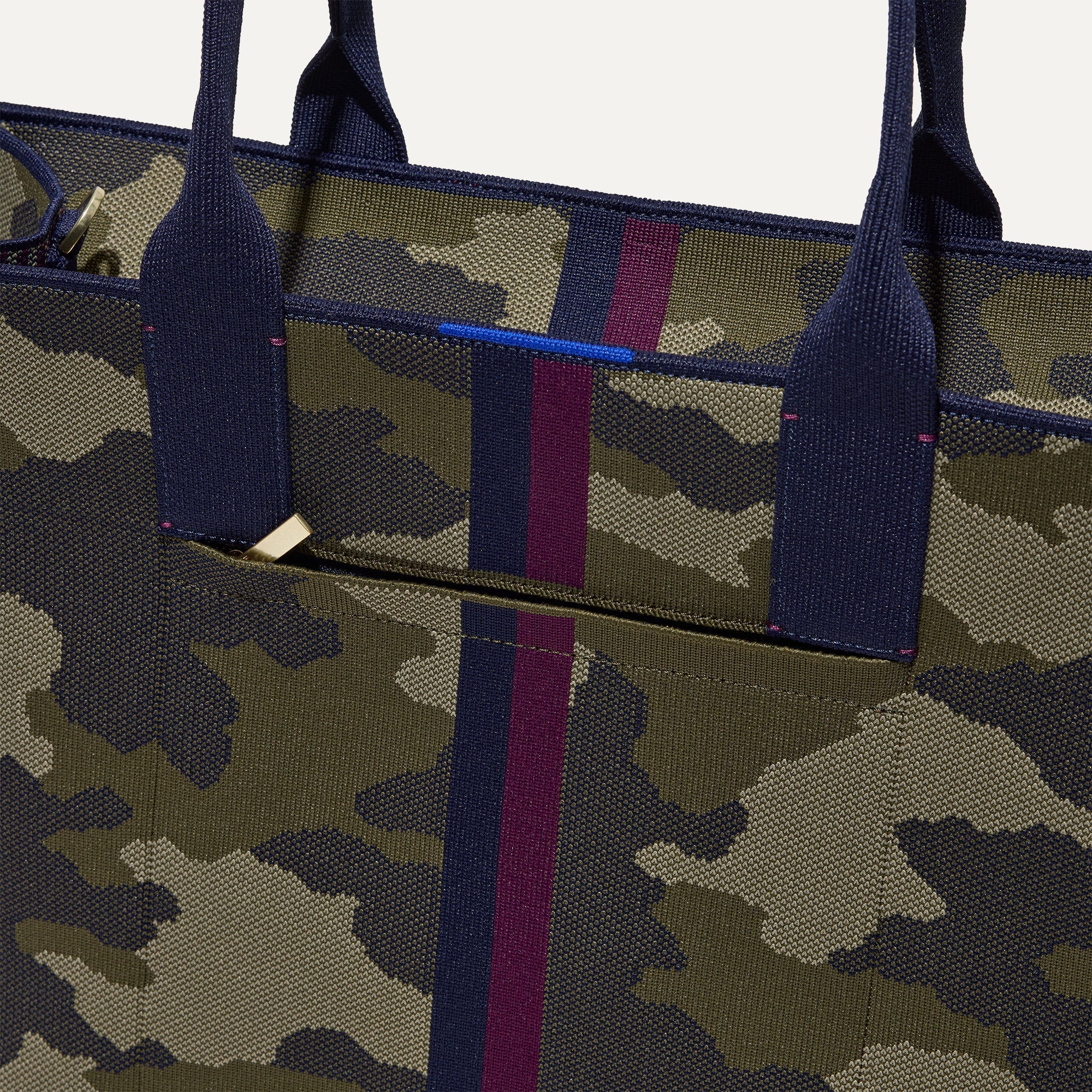 162_ClassicTote_SpruceCamo_ZipPocketDetail_0209.jpg