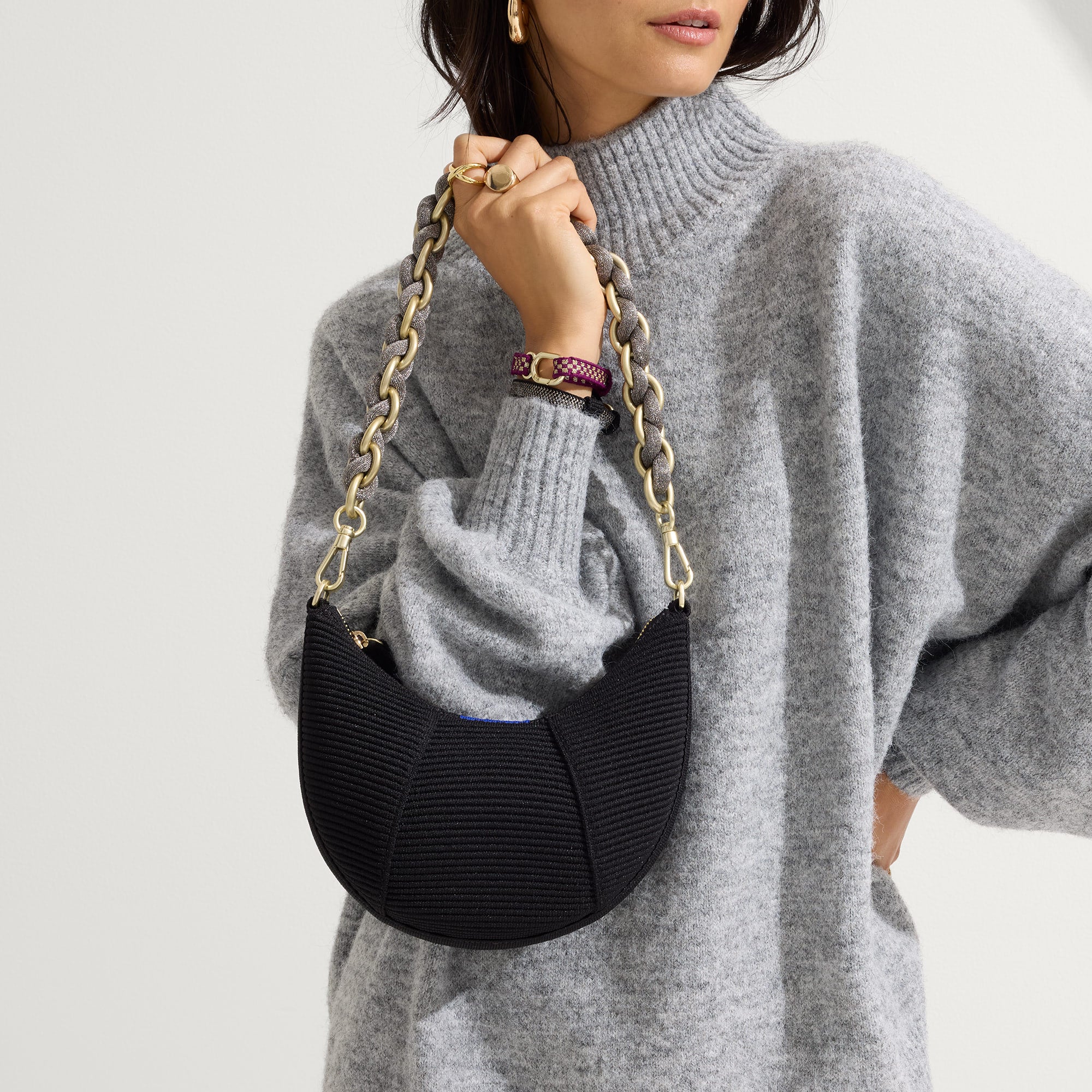 187_ShoulderStrap_GoldenSilverChain_On-Figure_v3593.jpg