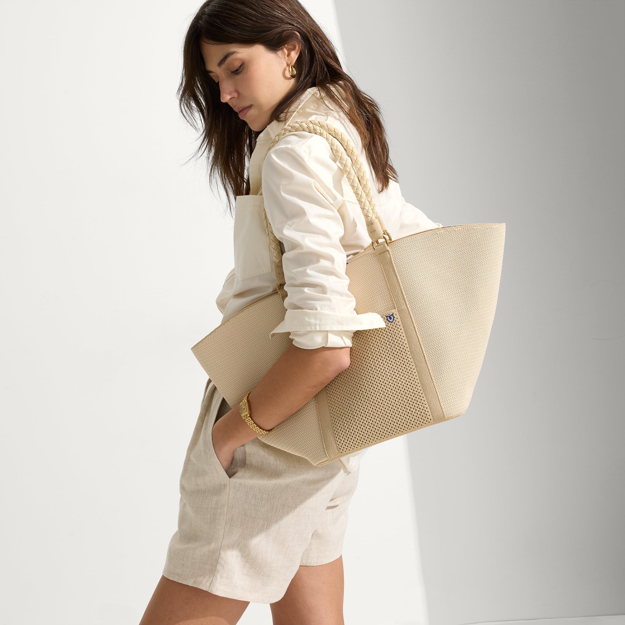 195_SummerTote_Meringue_OnFigure_0209.jpg