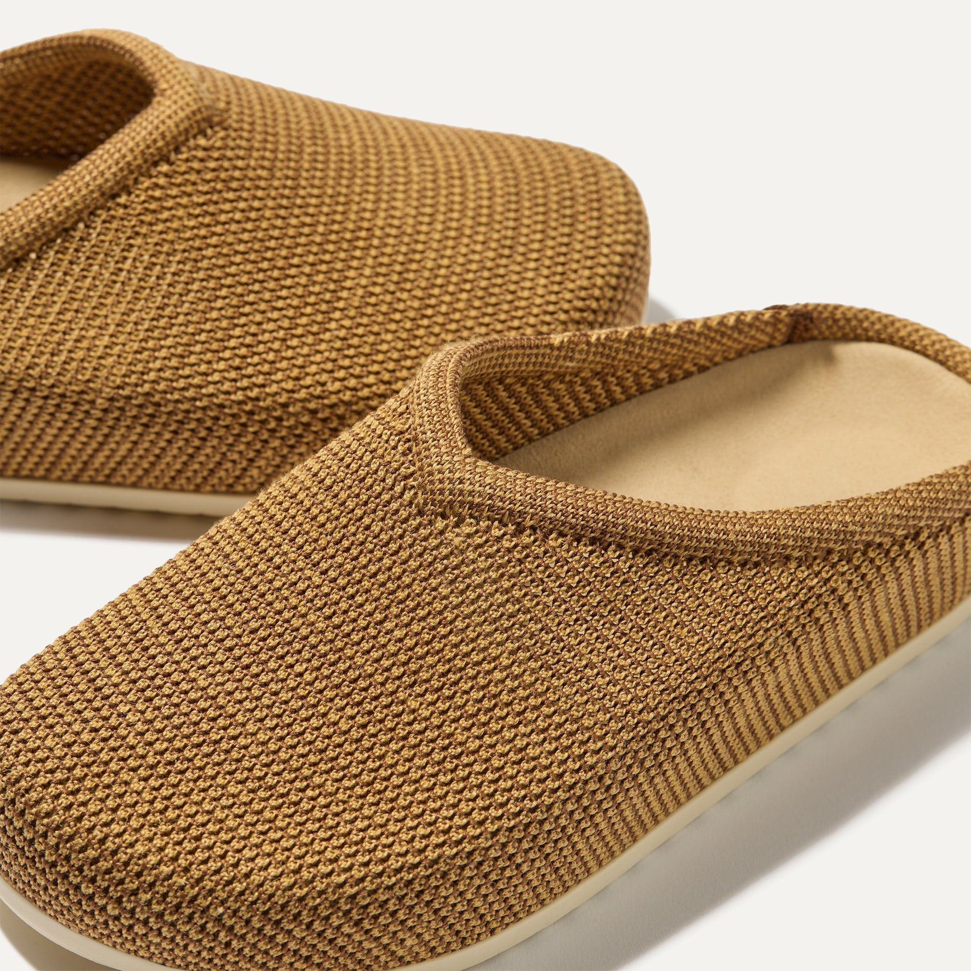 199_CasualClog_WheatRa_a-Knit_Toedetail_Macro_5556.jpg