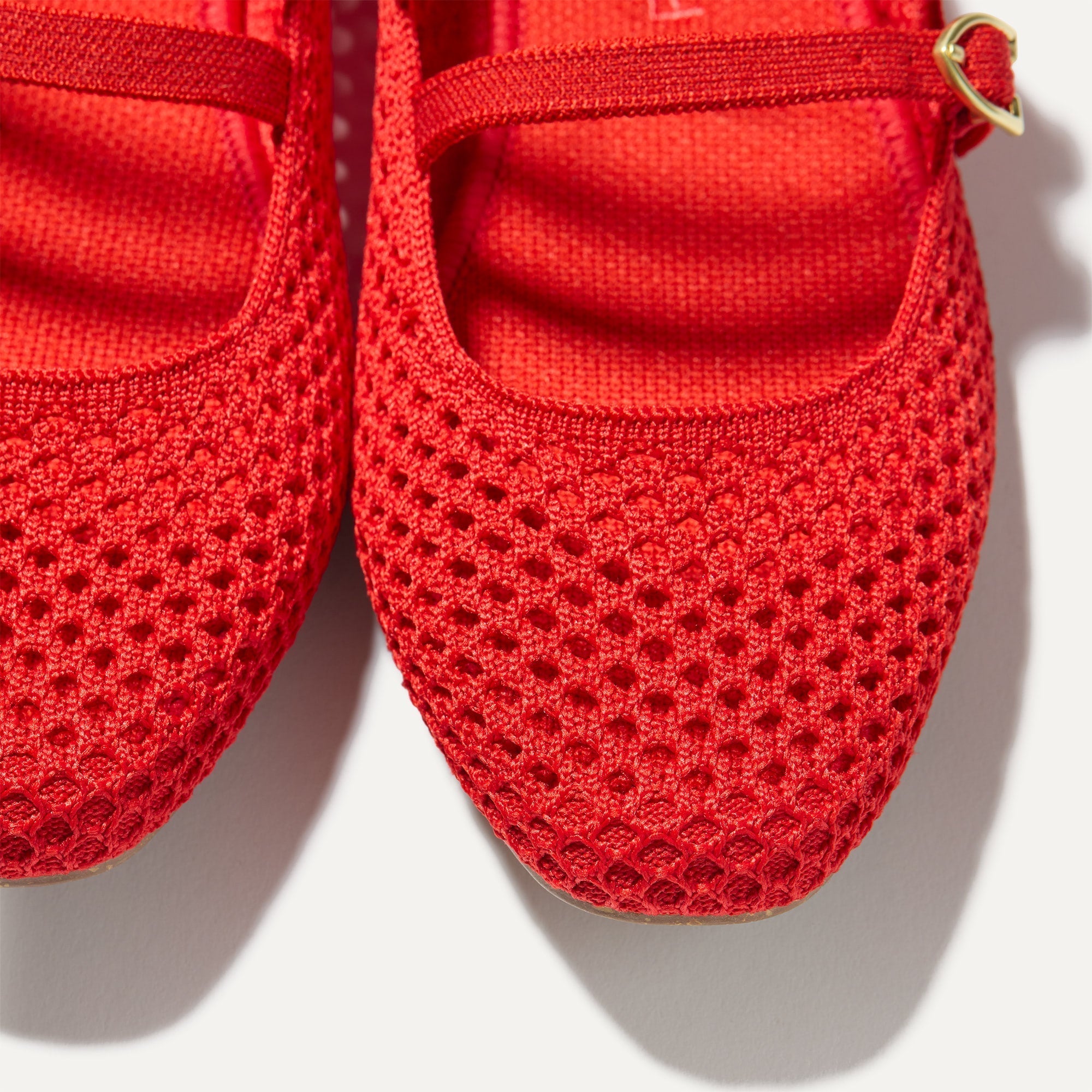 233_DoubleBuckleMaryJane_BrightRedMesh_Toedetail_Macro_6557.jpg
