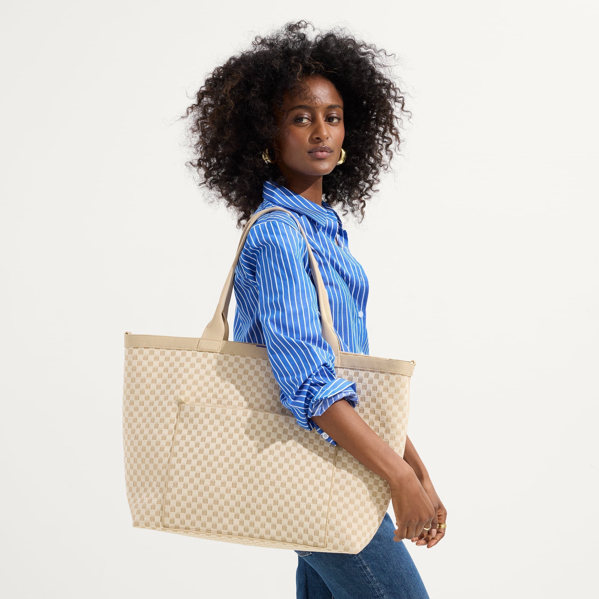 277_ZipTravelTote_ParchmentBasketweave_OnFigure_1664.jpg
