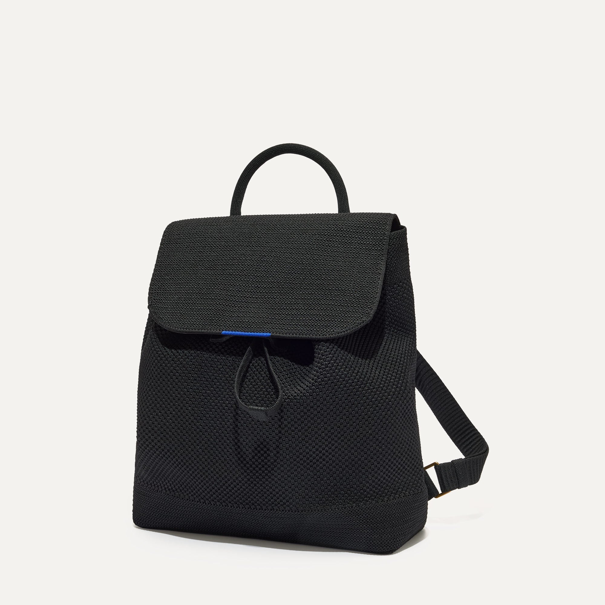 301_CinchBackpack_BlackSand_Front_6778_shop_906ccc9c-7bd7-4e7c-b251-bb1f6ae50e44.jpg