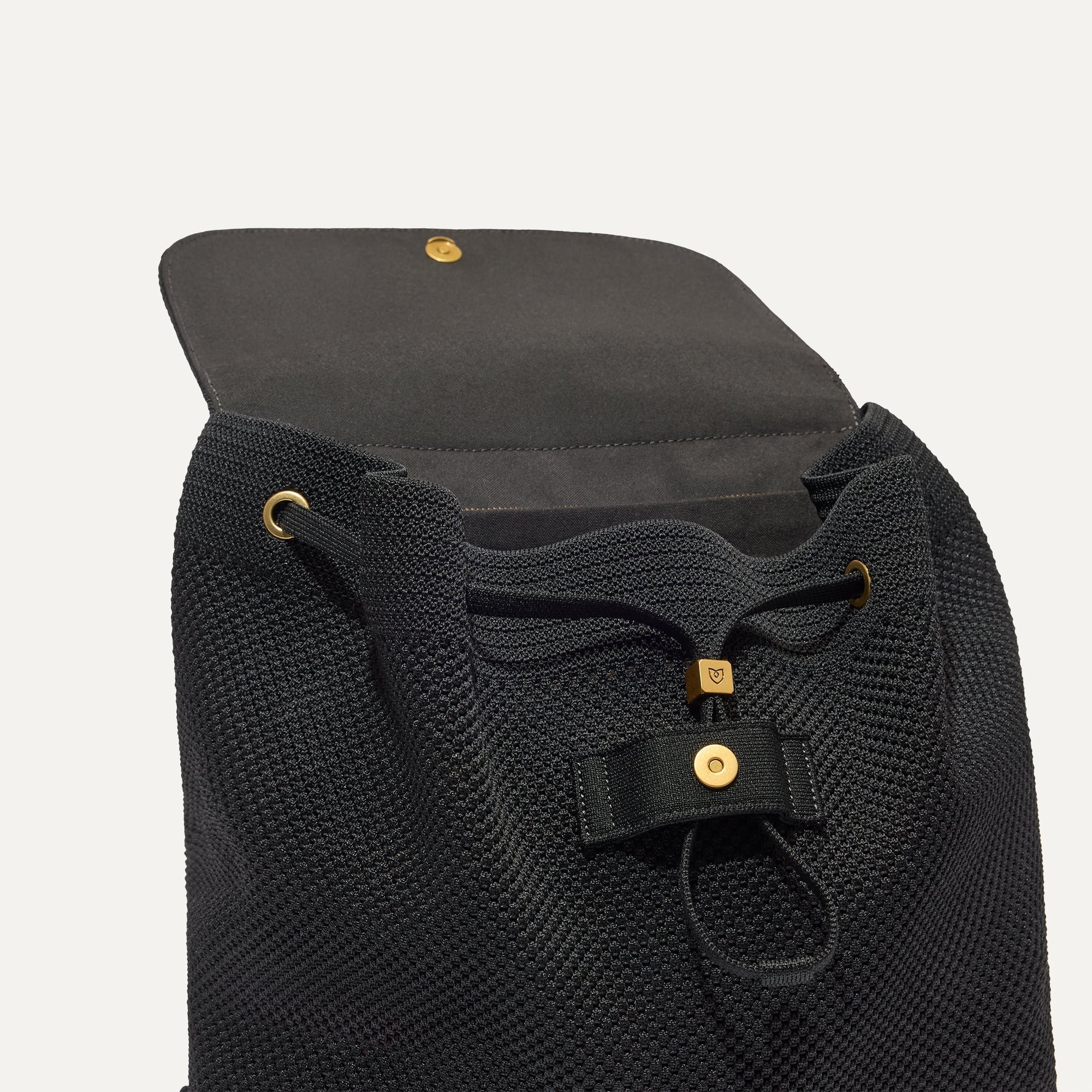 301_CinchBackpack_BlackSand_Front_strap_6689.jpg