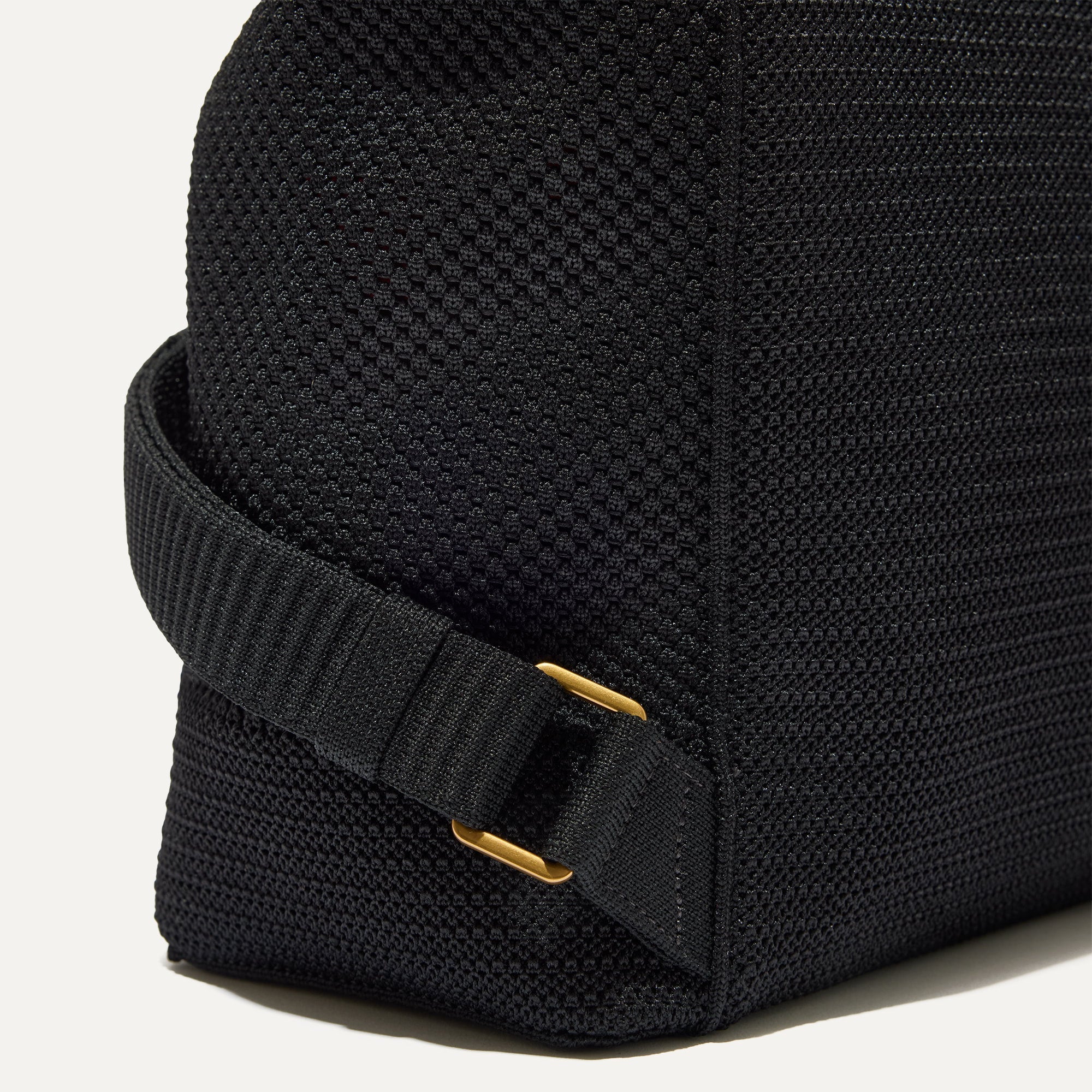 301_CinchBackpack_BlackSand_Macrostrap_6657.jpg
