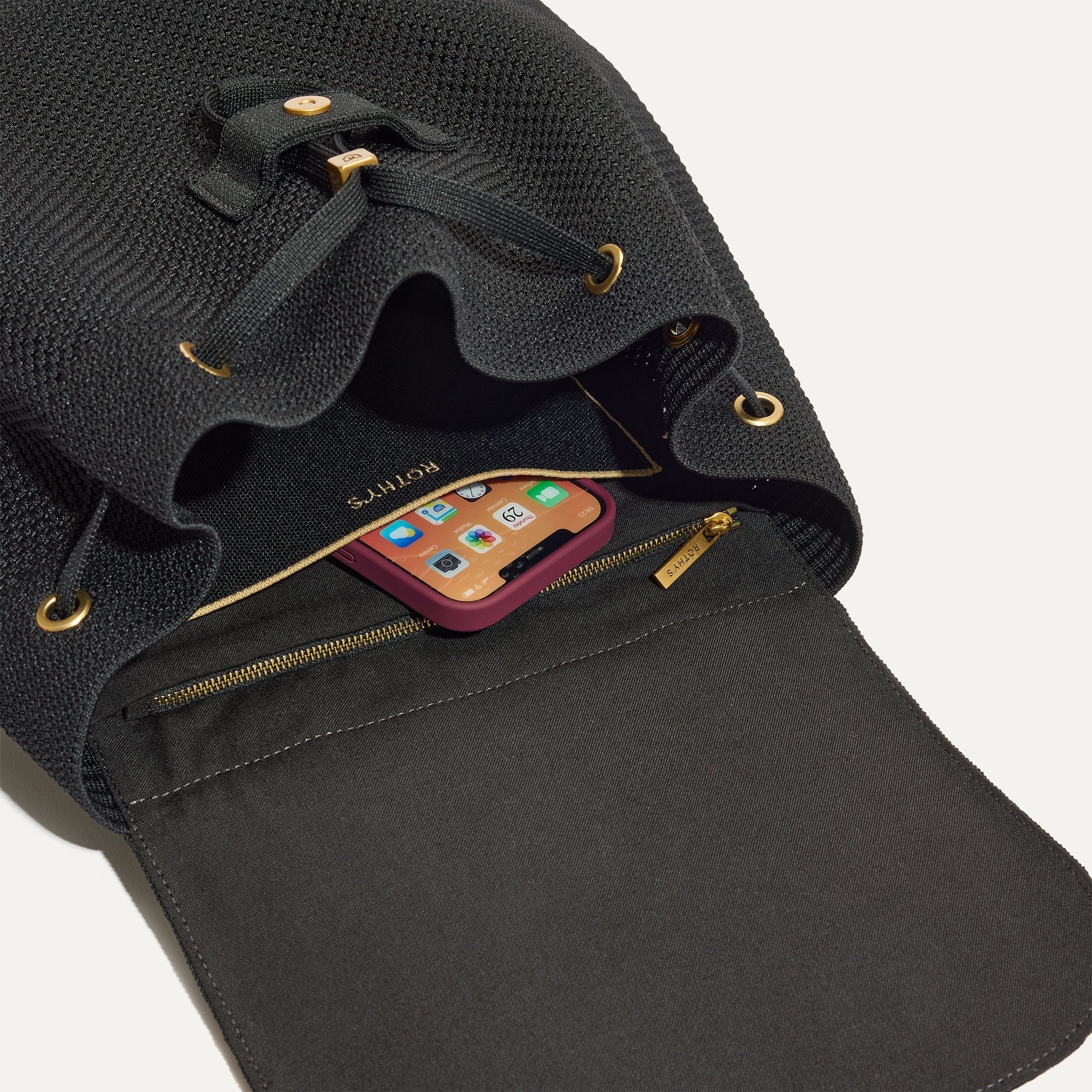 301_CinchBackpack_BlackSand_Pocket_detail_9978.jpg