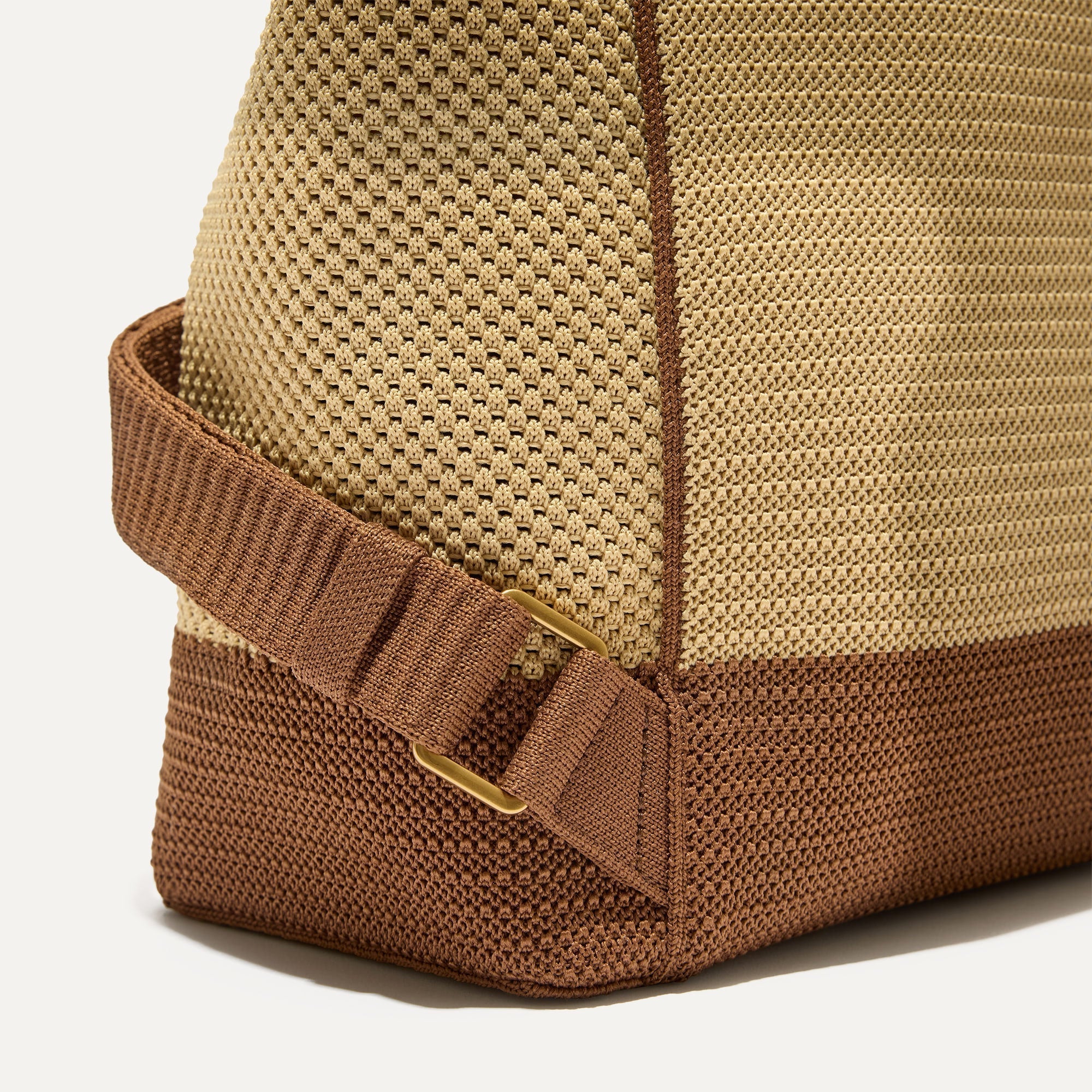 301_CinchBackpack_BrownButter_Macrostrap_4490.jpg
