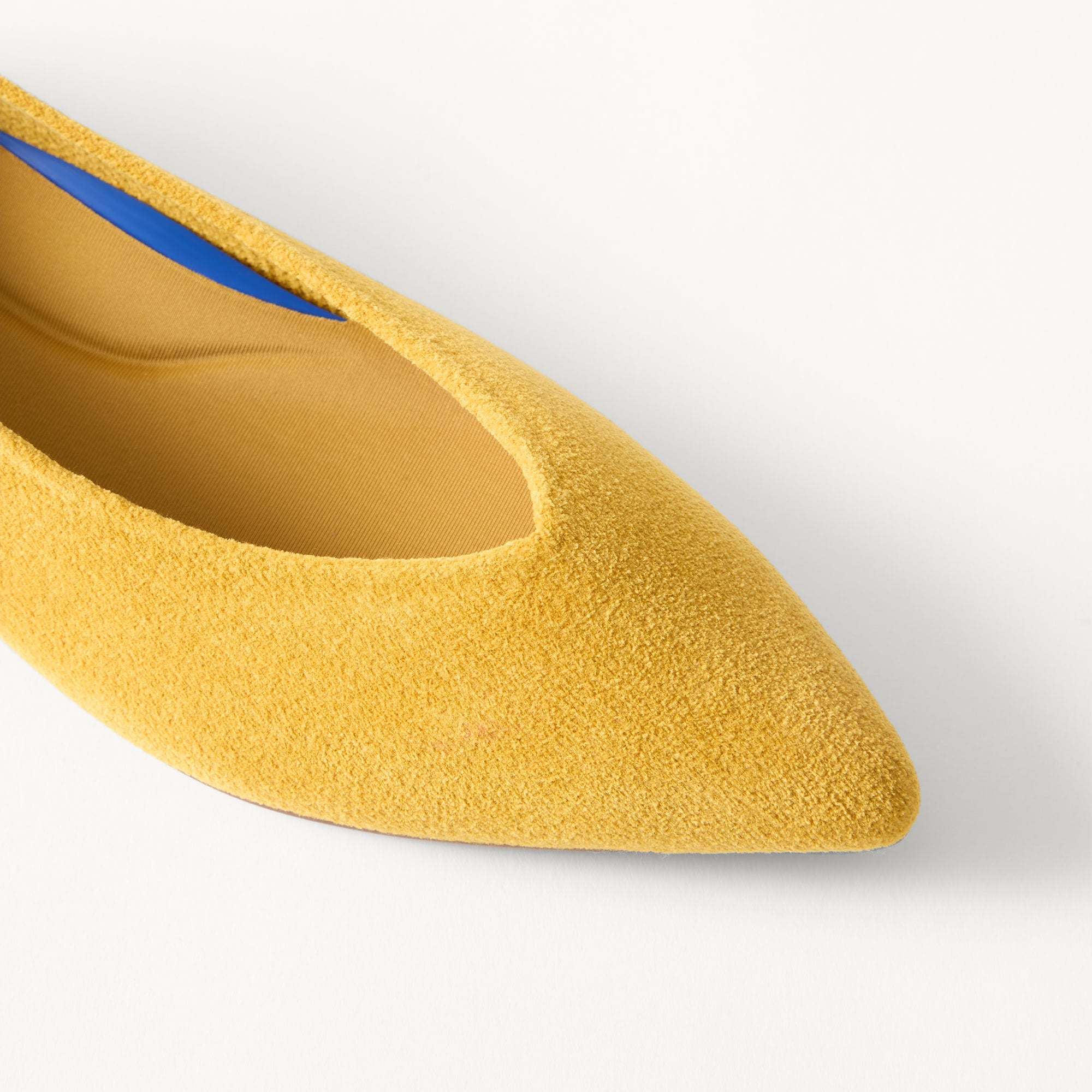 322_ReVelvetFinePoint_Saffron_Toedetail_Macro_5244.jpg