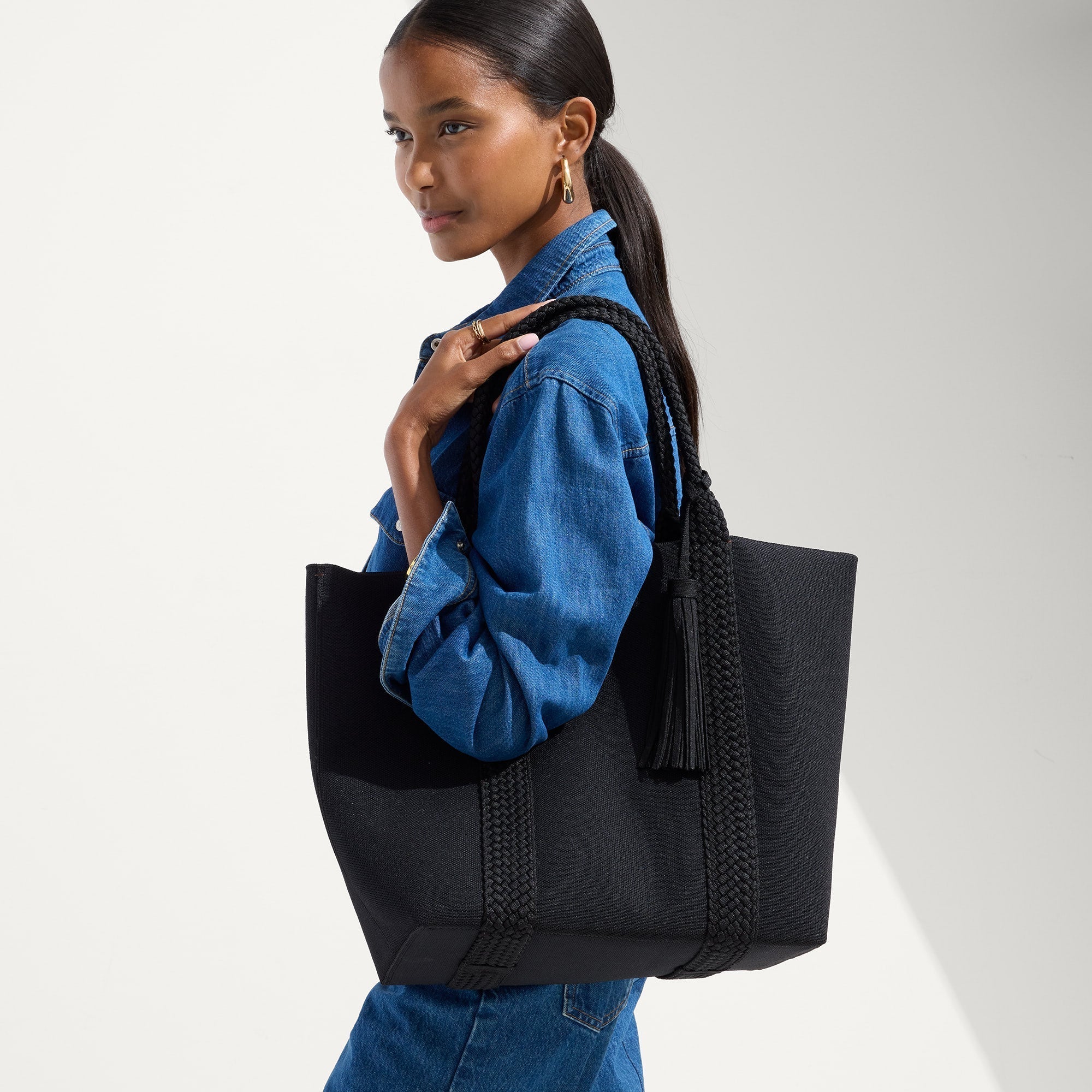 348_LightweightTote_BlackLicorice_OnFigure_0844.jpg