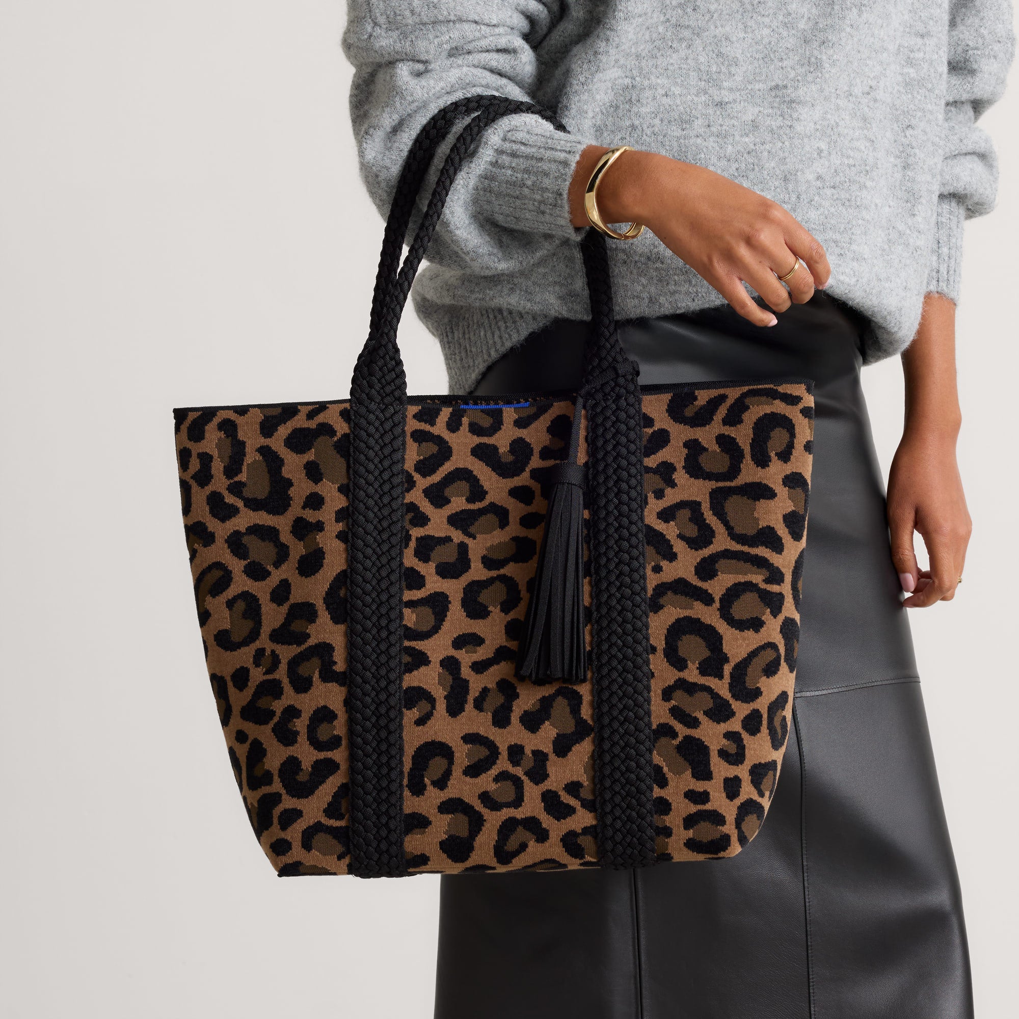 348_LightweightTote_ReVelvetCat_OnFigure_1204.jpg