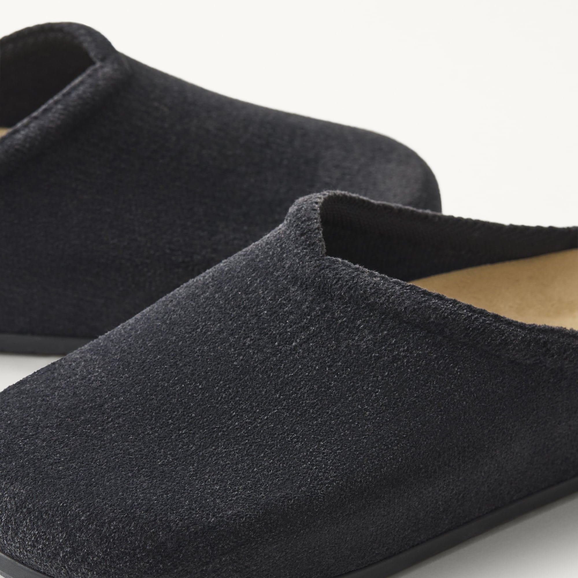406_ReVelvetCasualClog_ReVelvetBlack_Toedetail_Macro_5456.jpg