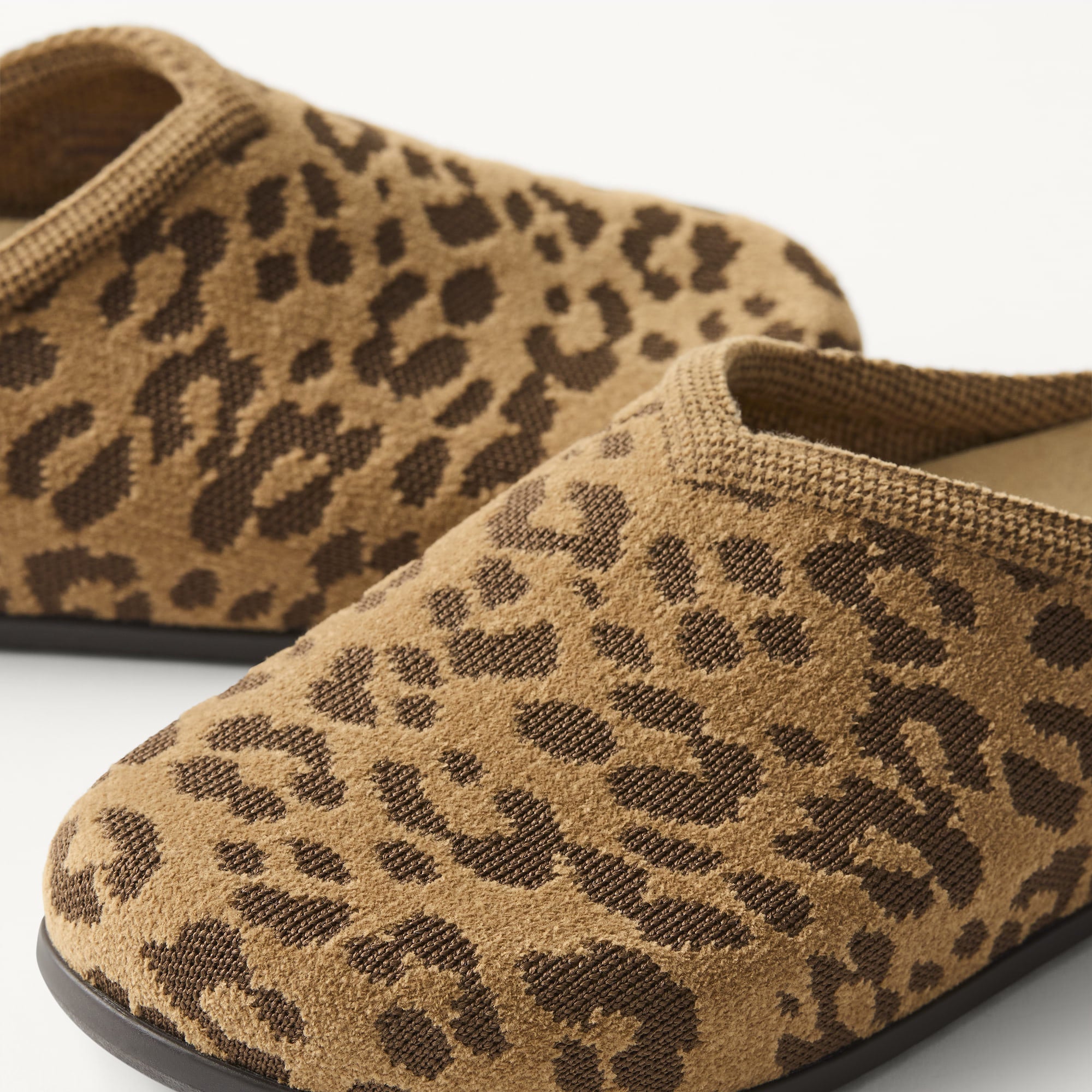 406_ReVelvetCasualClog_ReVelvetKhakiCat_Toedetail_Macro_3645.jpg