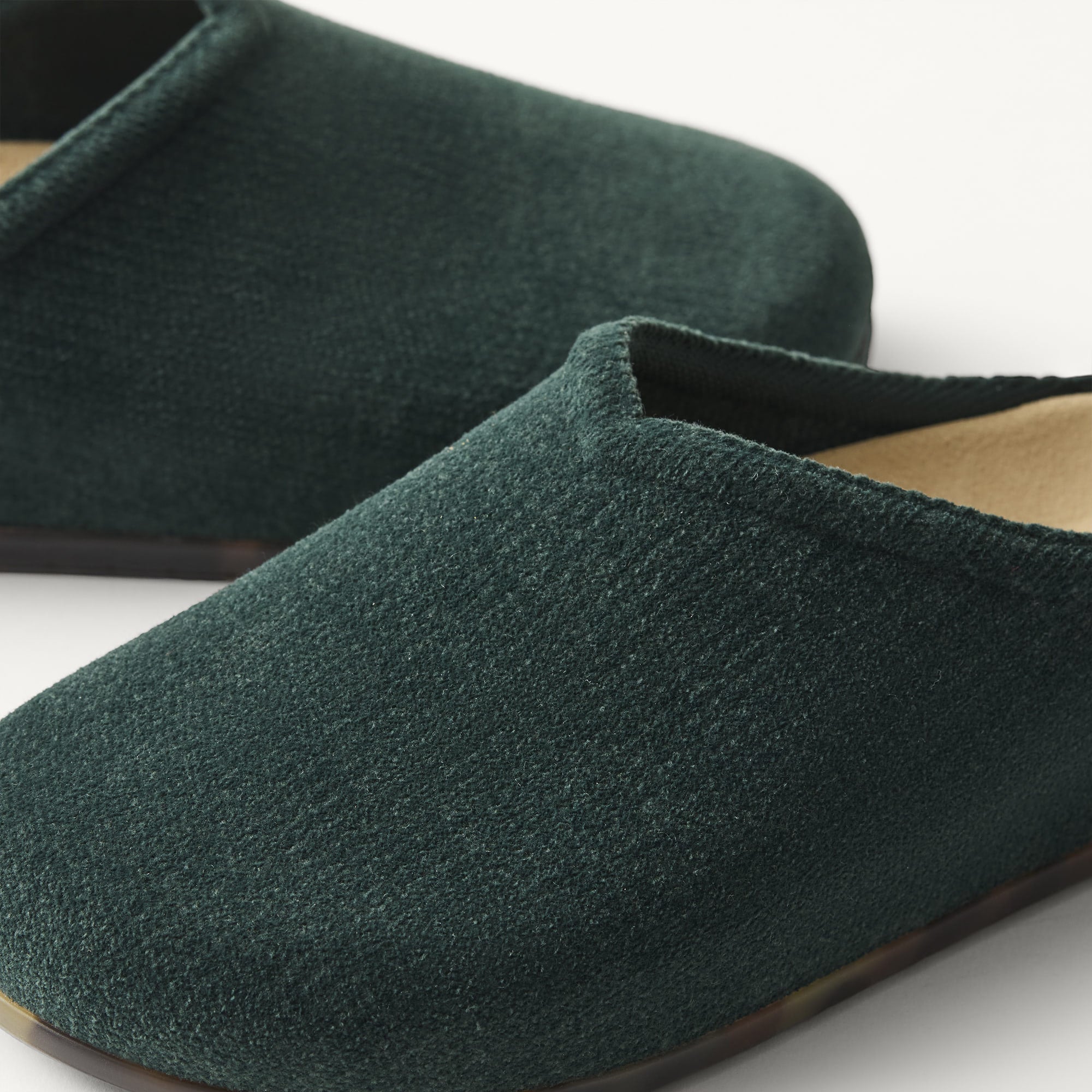 406_ReVelvetCasualClog_ReVelvetPine_Toedetail_Macro_0698.jpg