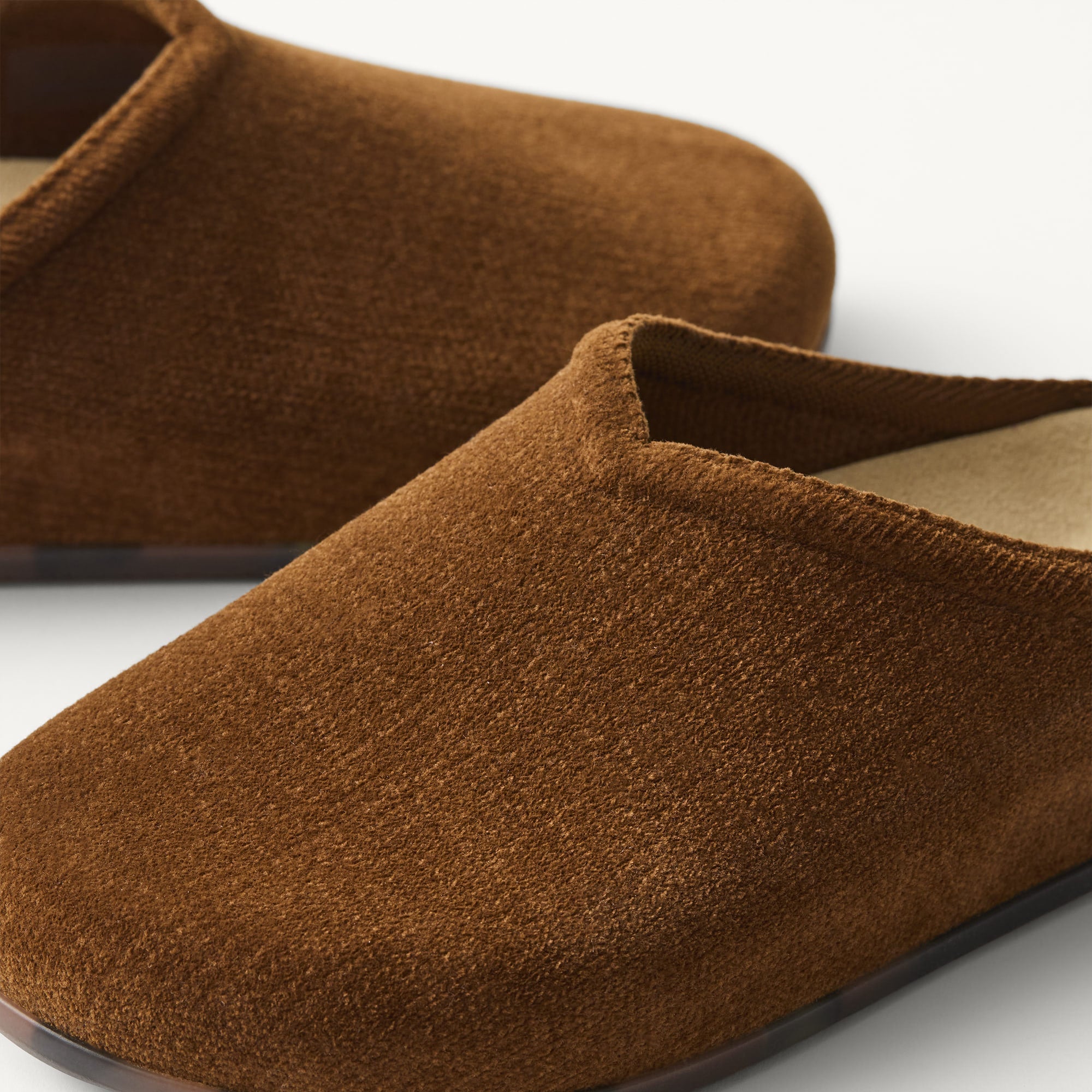 406_ReVelvetCasualClog_ReVelvetRusset_Toedetail_Macro_3645.jpg