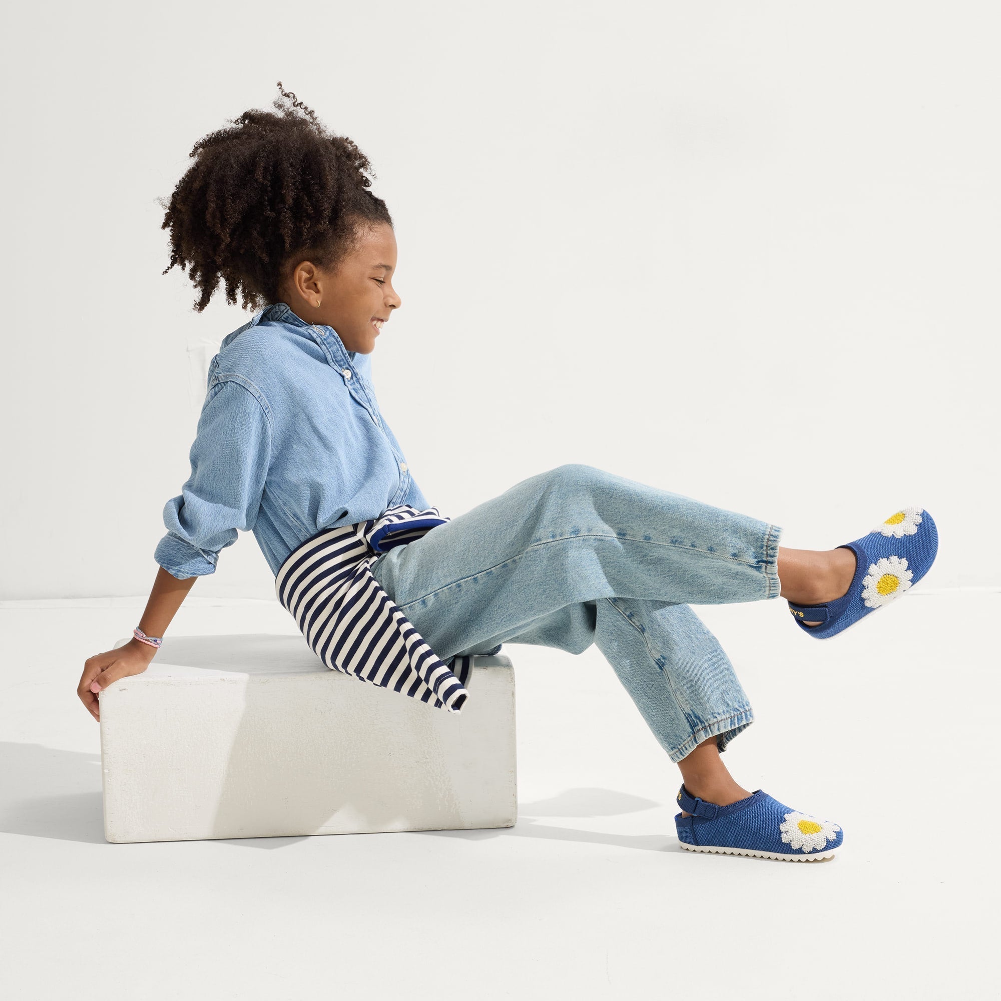 443_KidsClogU-TopLine_IndigoDaisy_OnFigure_14744.jpg