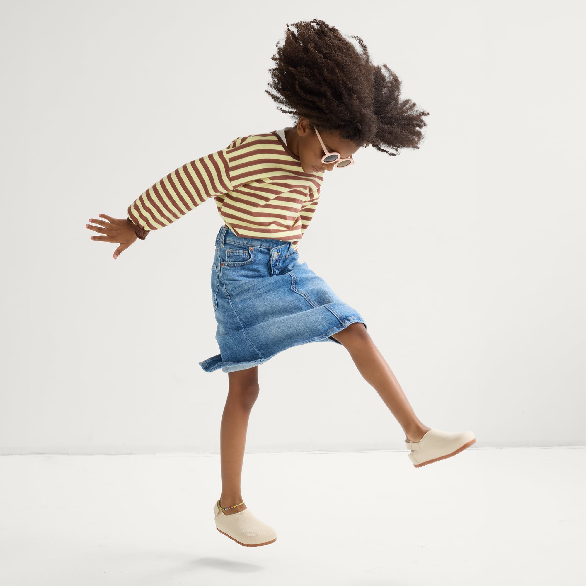 443_Kids_Clog_U_Topline_Conch_On_Figure_2154.jpg