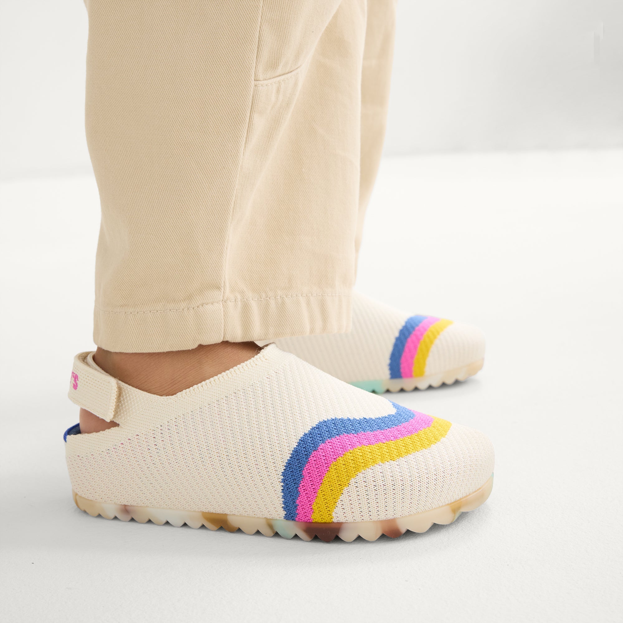 443_Kids_Clog_U_Topline_Retro_Wave_On_Figure_1808.jpg
