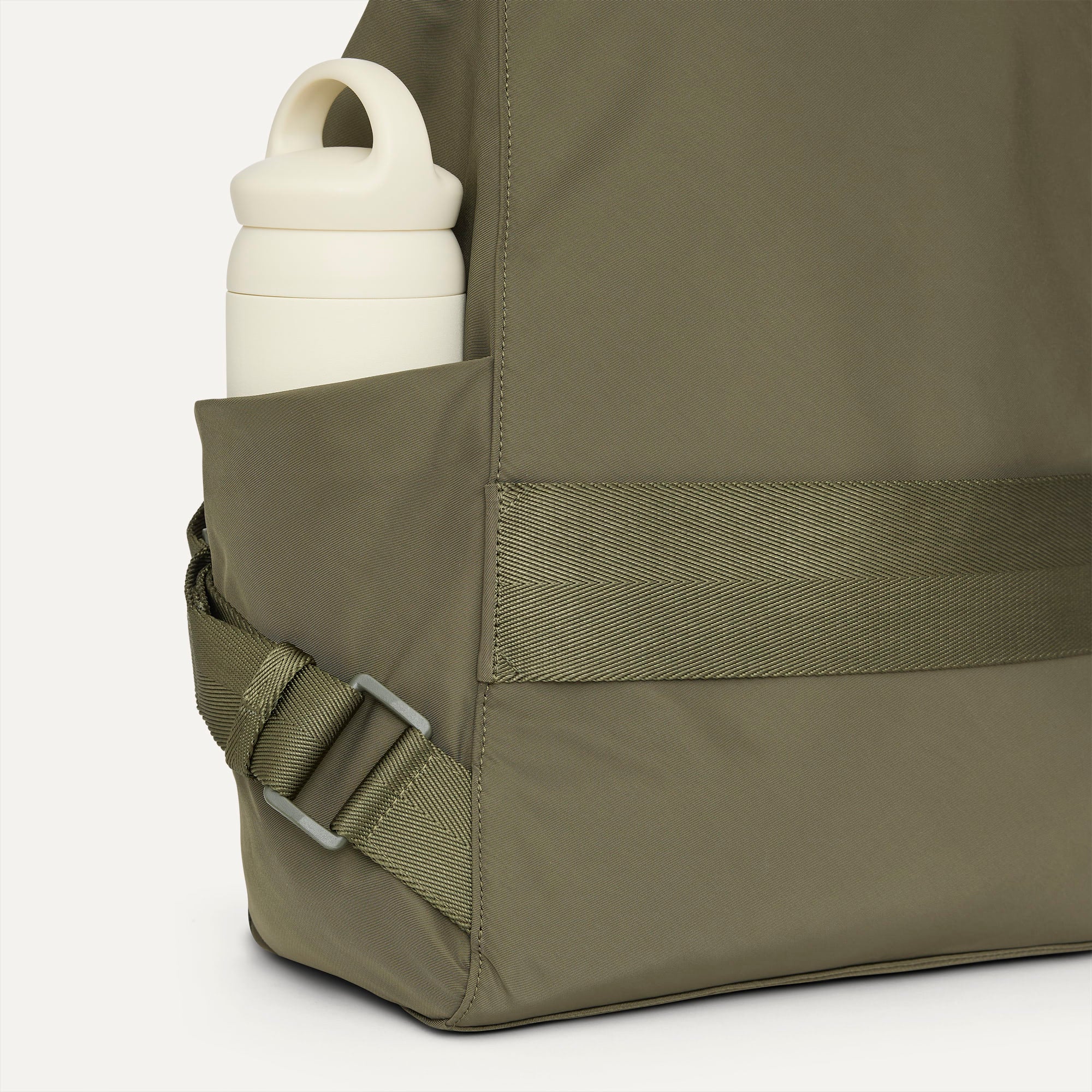 455_TravelCinchBackpack_Forest_Macrostrap_2123.jpg