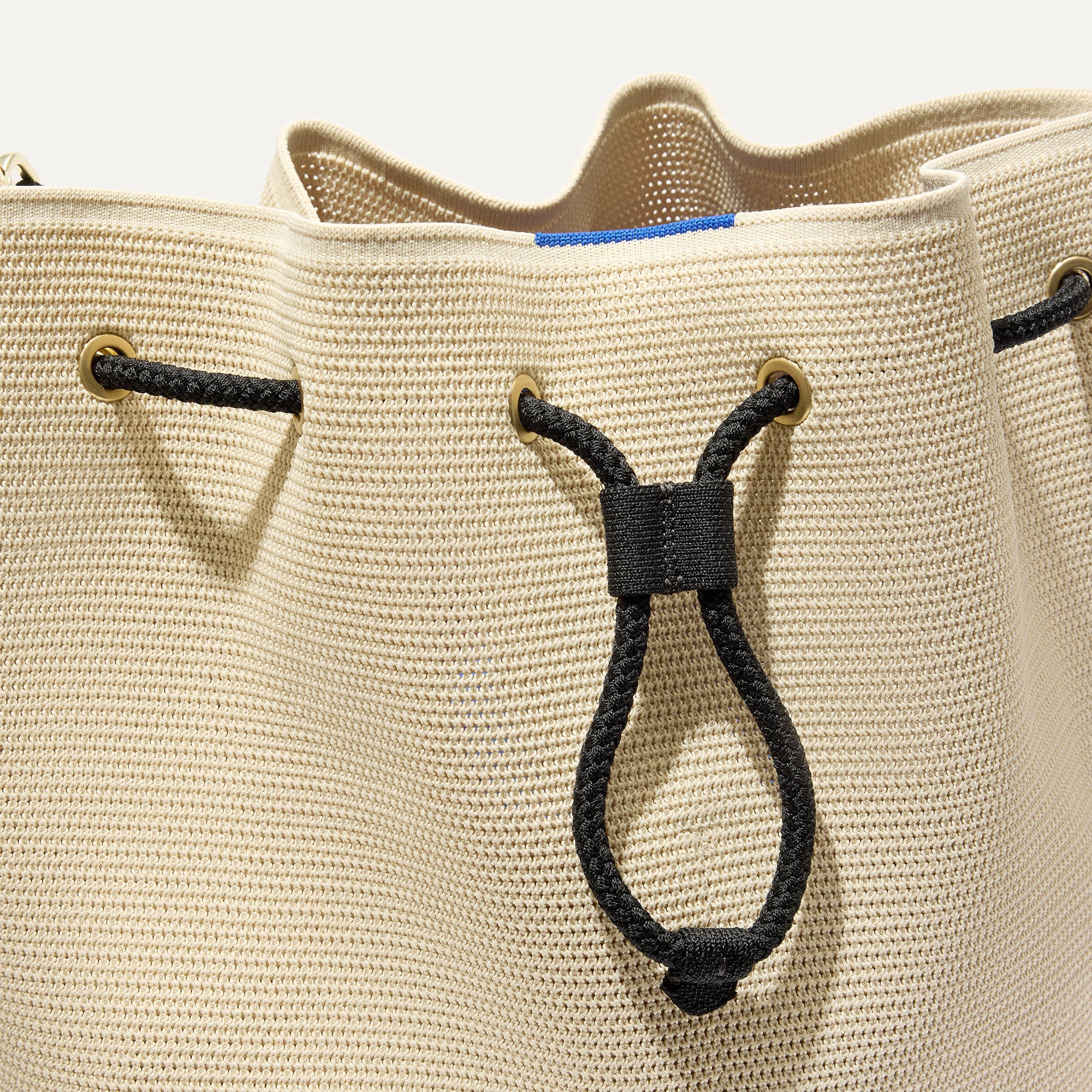 468_CinchBucketBag_Black_WhiteRaffia-Knit_Macrostrap_1112.jpg