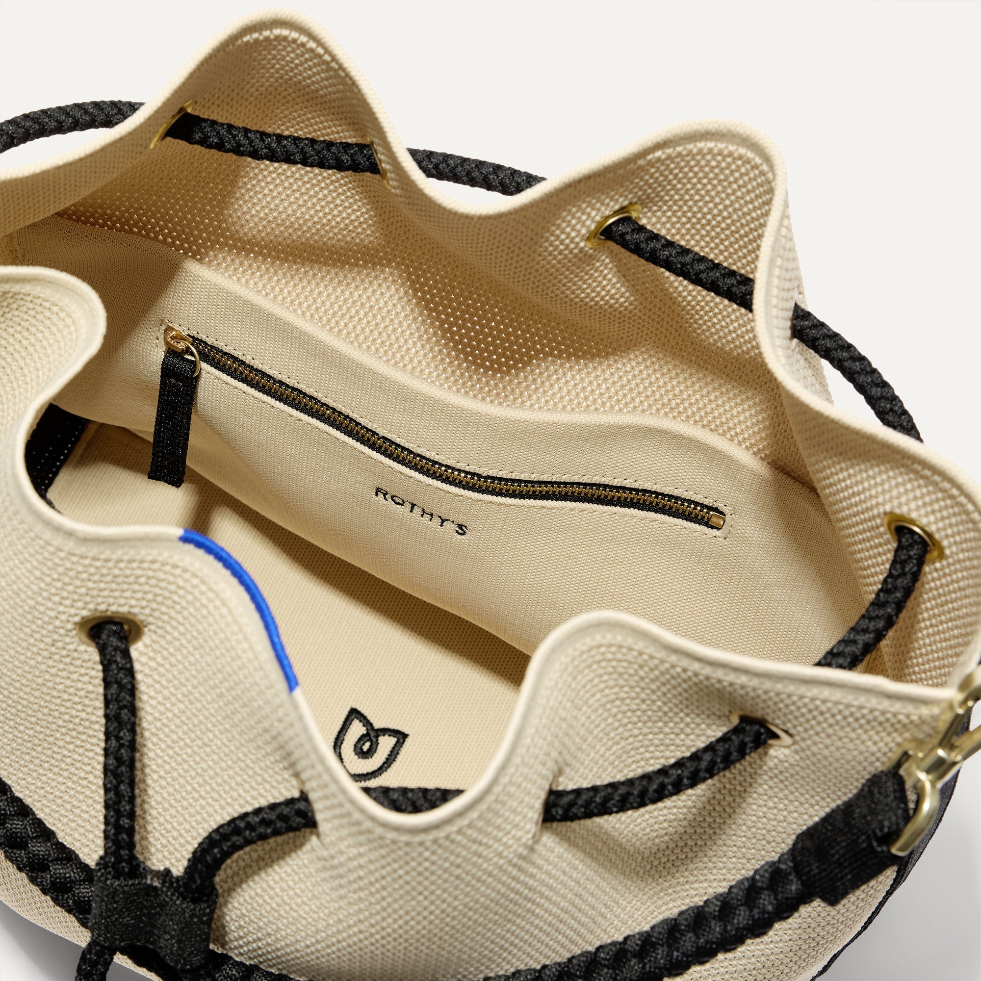 468_CinchBucketBag_Black_WhiteRaffia-Knit_Pocket_detail_6665.jpg