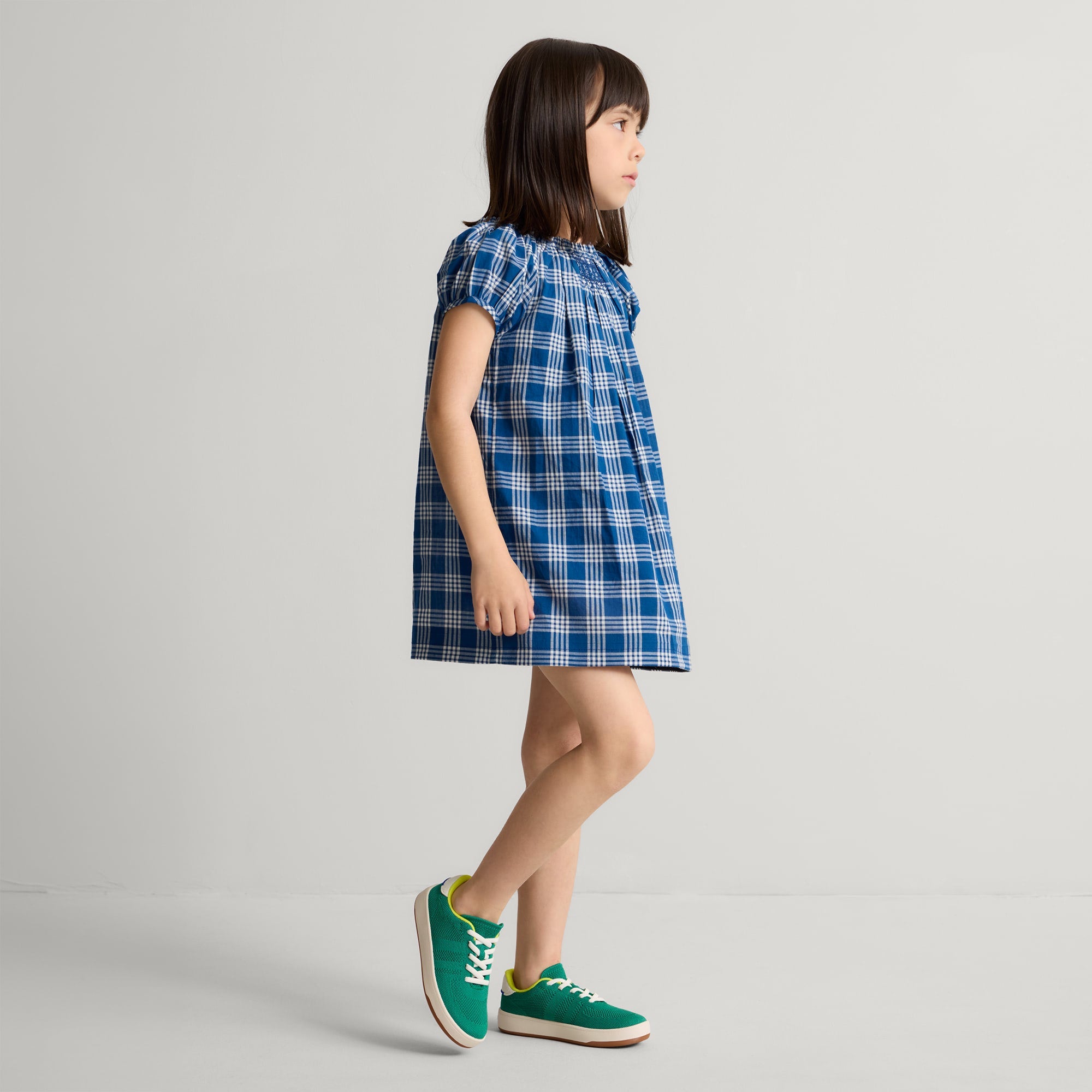 527_TheKidsStretchSneaker_EmeraldPop_On-Figure_1095_pdp.jpg