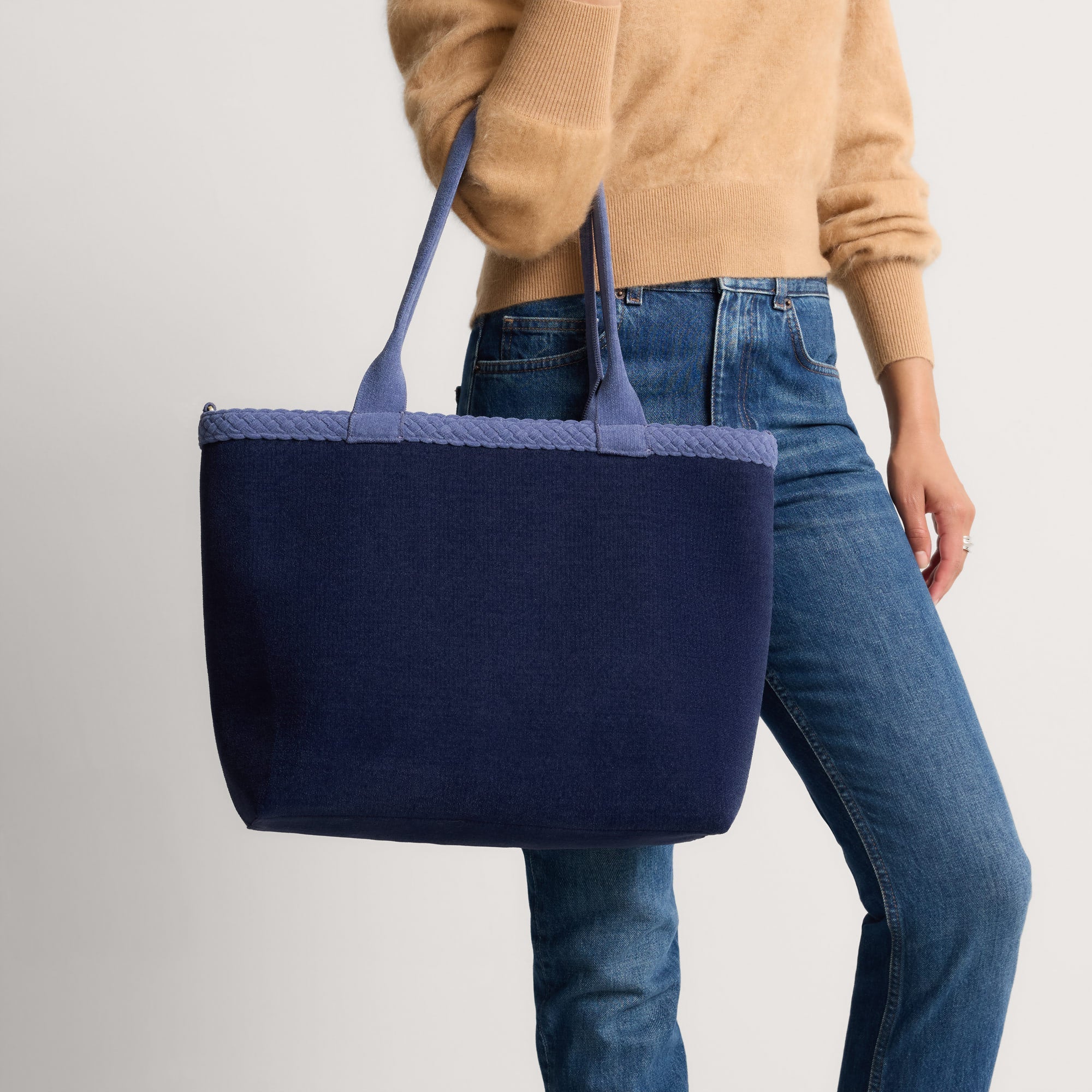 533_ReVelvetLightweightZipTote_ReVelvetDeepNavy_OnFigure_0845.jpg